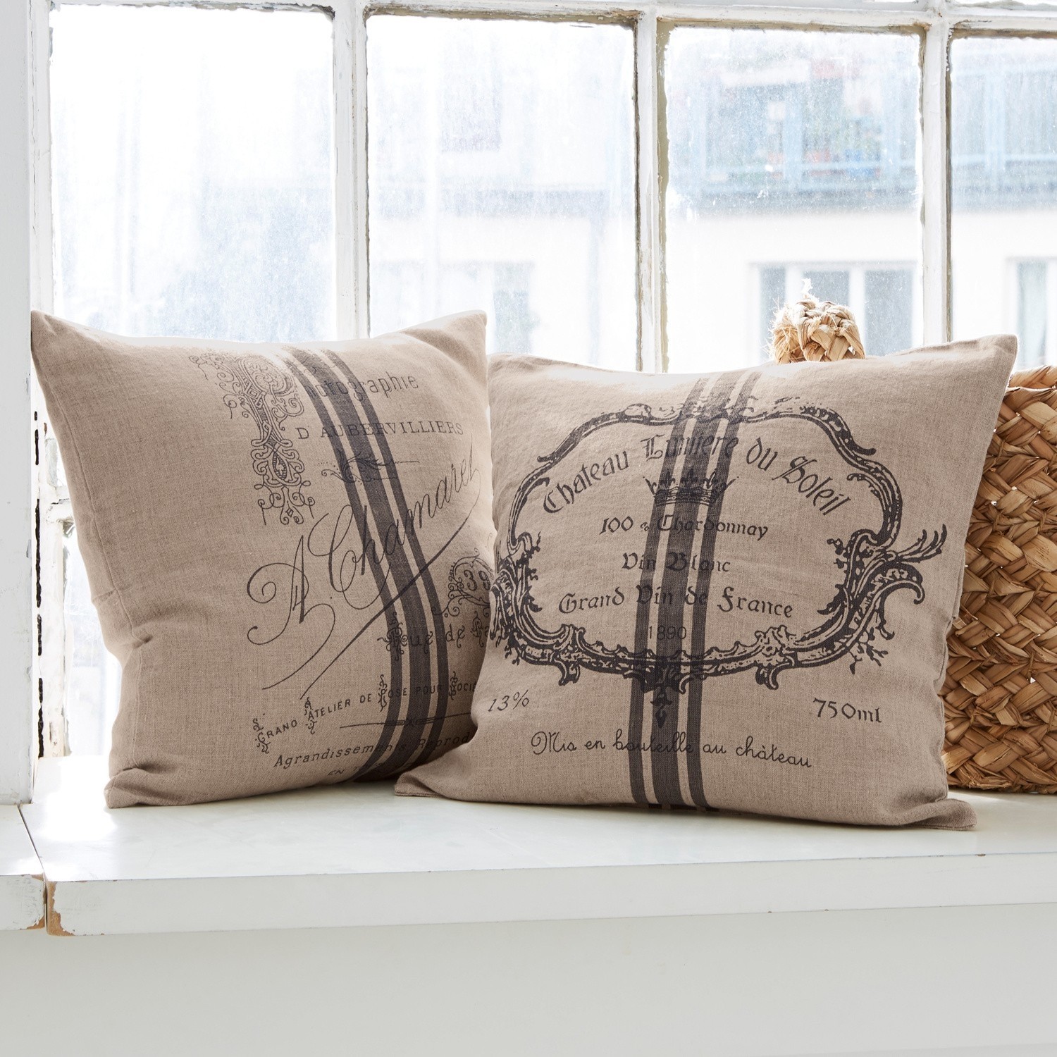 Kussenhoes set van 2 Jourdain Beige linnen sierkussens met zwarte vintage print en strepen op vensterbank