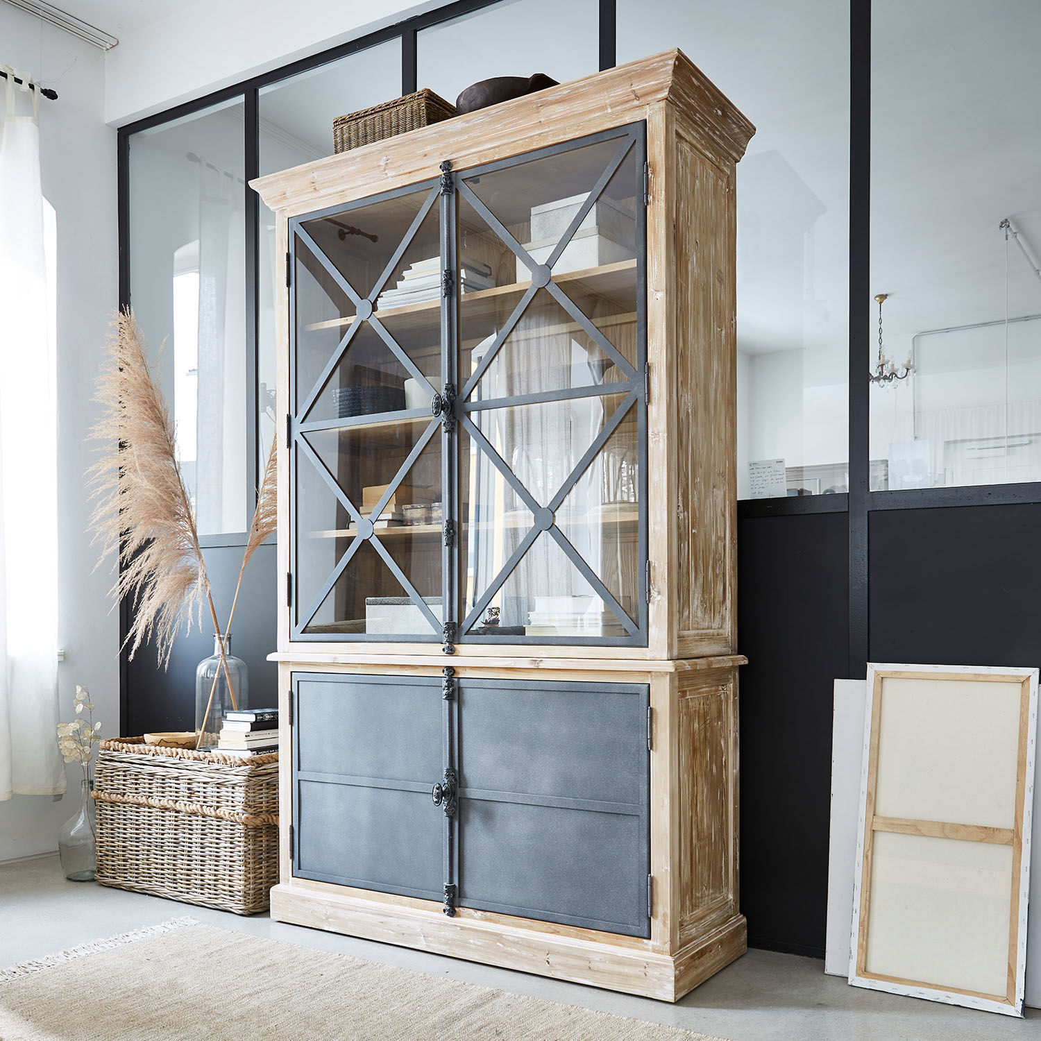 Buffet Kingswin Grande vitrine en bois avec portes métalliques grises, style industriel pour salon moderne