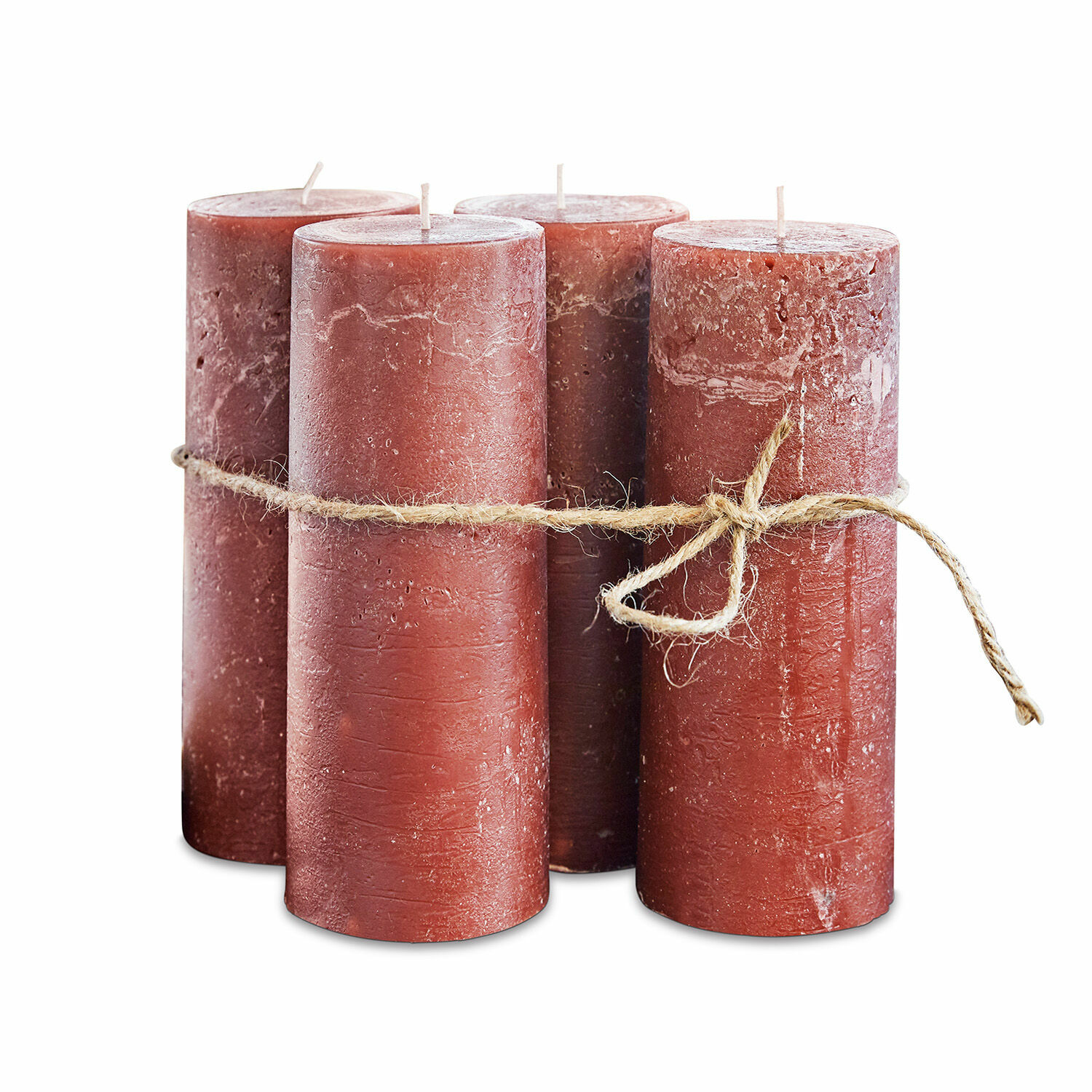 Ensemble de quatre bougies rouges en cire rustique liées par une corde naturelle décorative