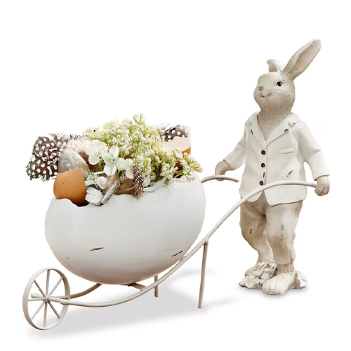 Decoratief wit konijn met bloempot in de vorm van een eierschaal gevuld met bloemen en veren, lentedeocratie