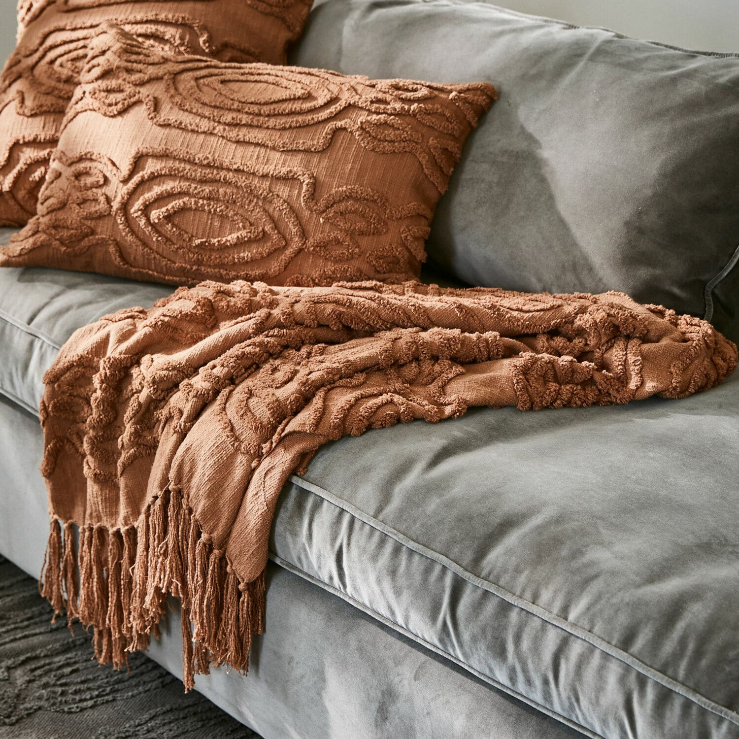 Plaid Boclour Plaid et coussin décoratifs marron texturés sur canapé gris en velours pour salon