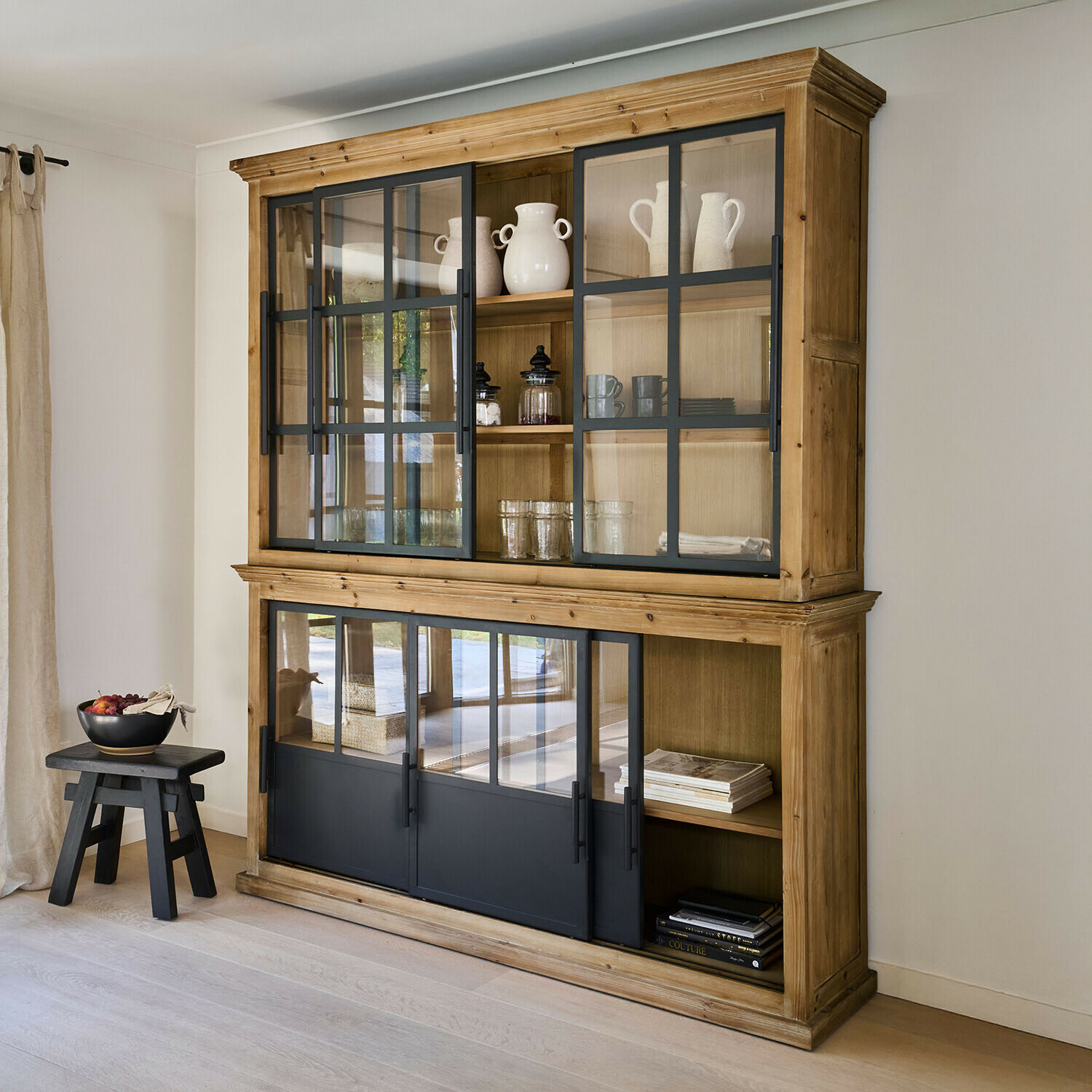 Vitrine Ulvefjord Vitrine en bois avec portes vitrées à cadre noir, meuble de rangement élégant pour salon