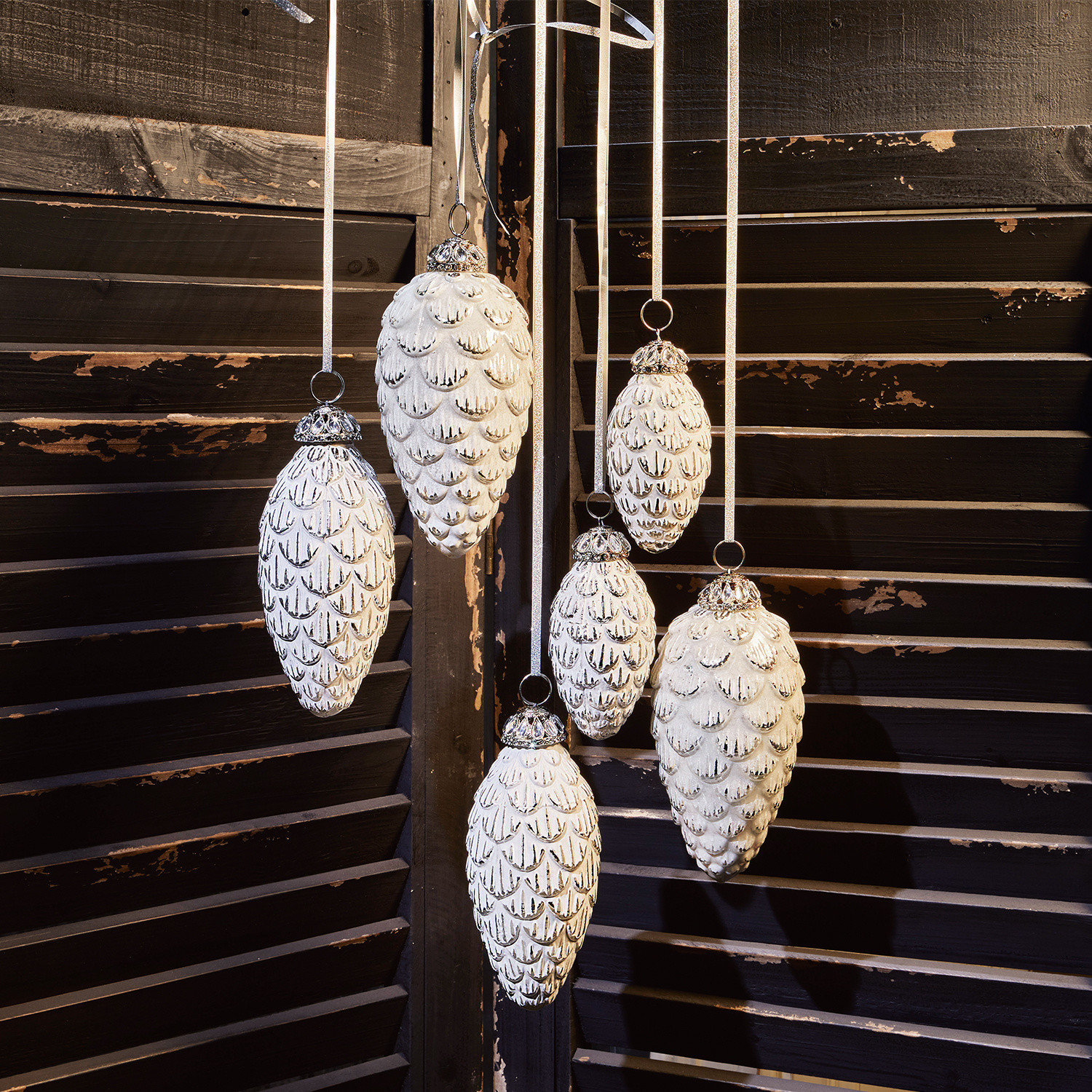 Lot de 6 décorations de Noël Éva Ensemble de décorations pommes de pin blanches en métal suspendues pour décoration intérieure de Noël