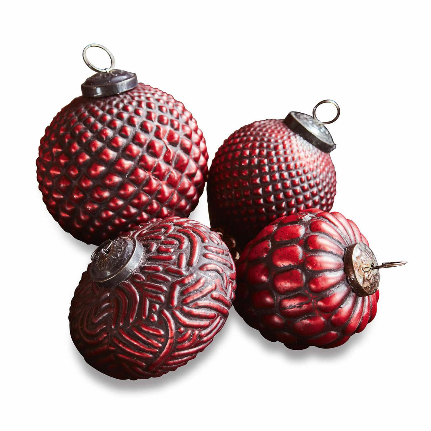 Kerstversiering set van 4 Meyen Vier rode kerstballen met verschillende texturen en metalen haken voor feestelijke decoratie
