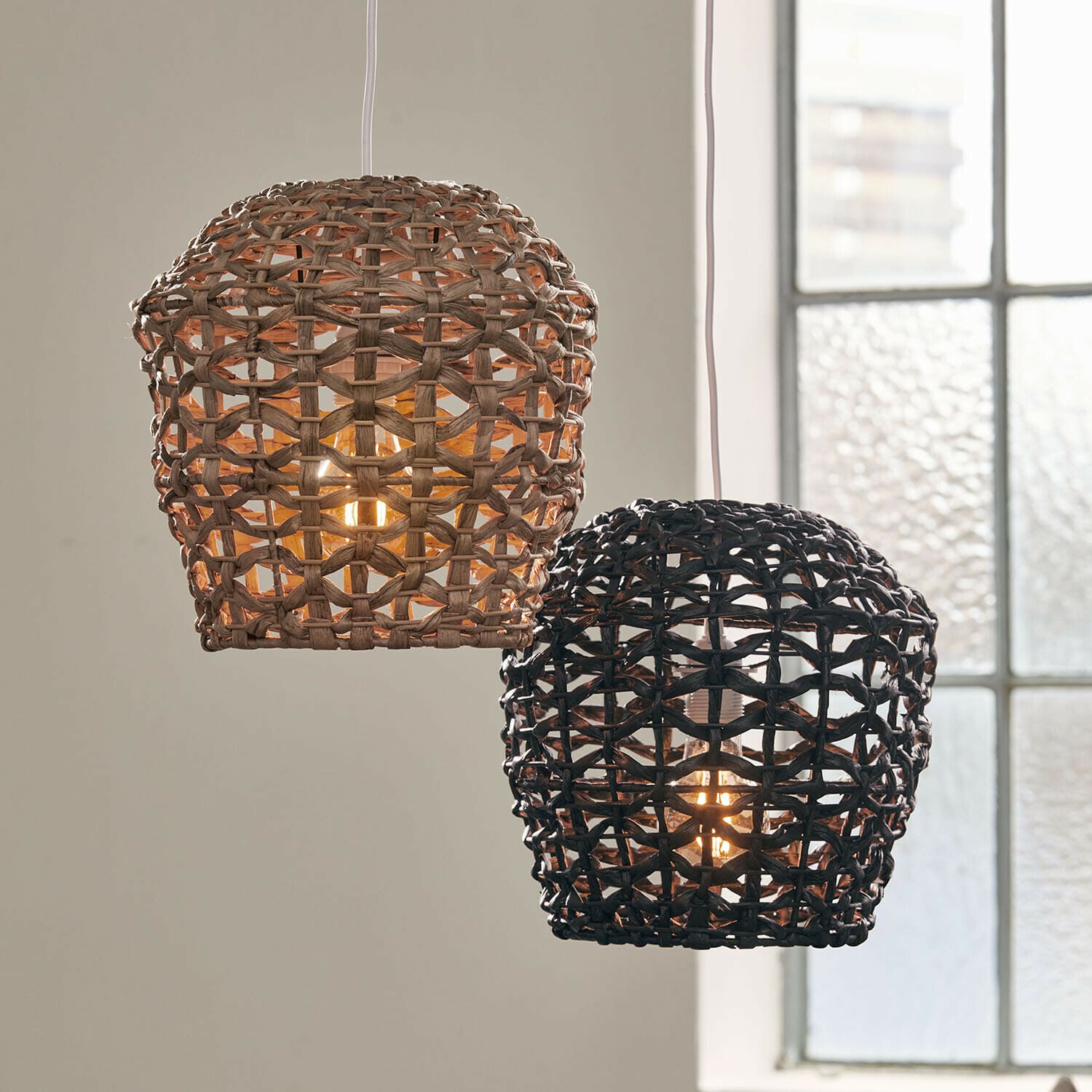 Lampenkap set van 2 Orsenda Twee hanglampen van gevlochten rotan in naturel en zwart, decoratieve binnenverlichting