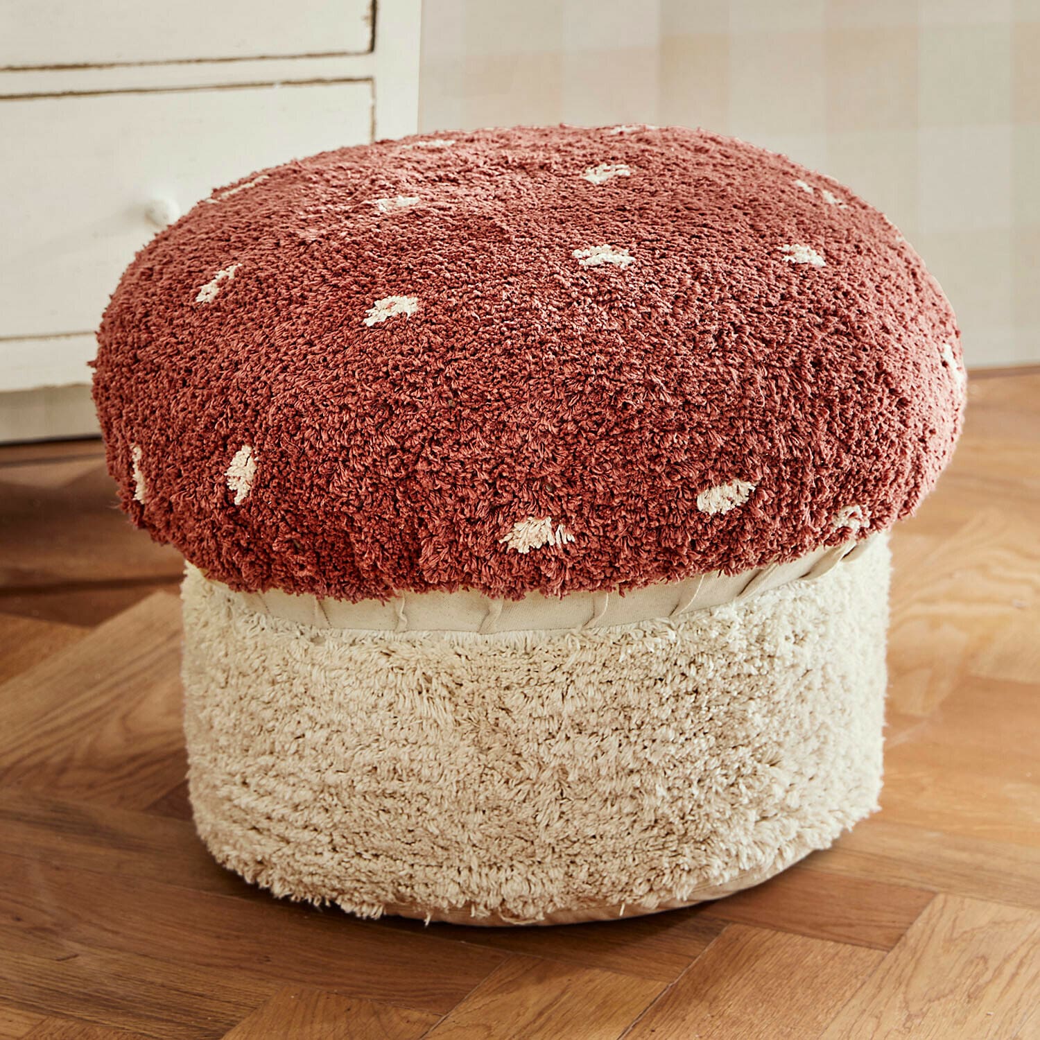 Poef Norilie Paddenstoelvormige poef van zacht materiaal in rood en crème, decoratief meubel voor woonkamer