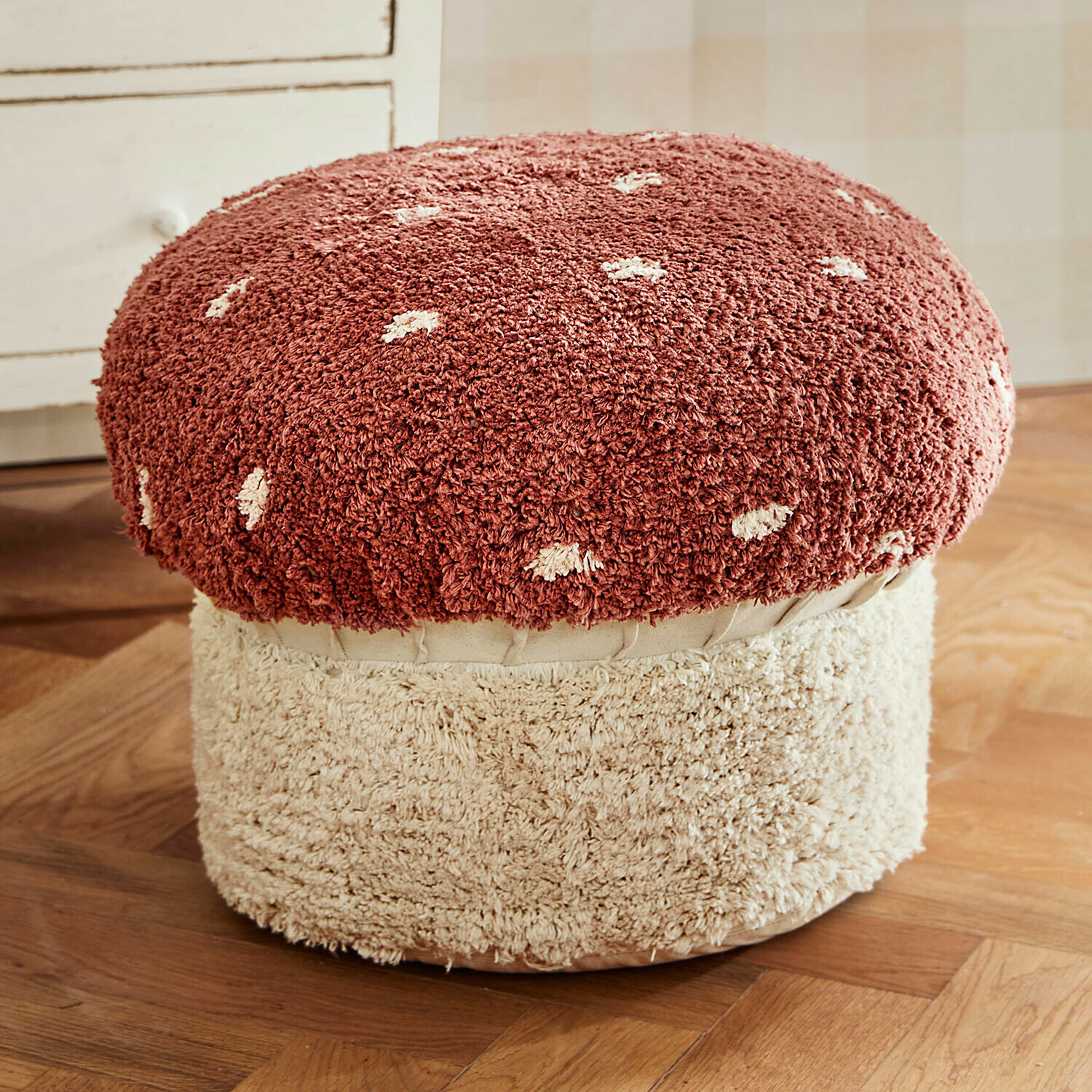 Poef Norilie Paddenstoelvormige poef van zacht materiaal in rood en crème, decoratief meubel voor woonkamer