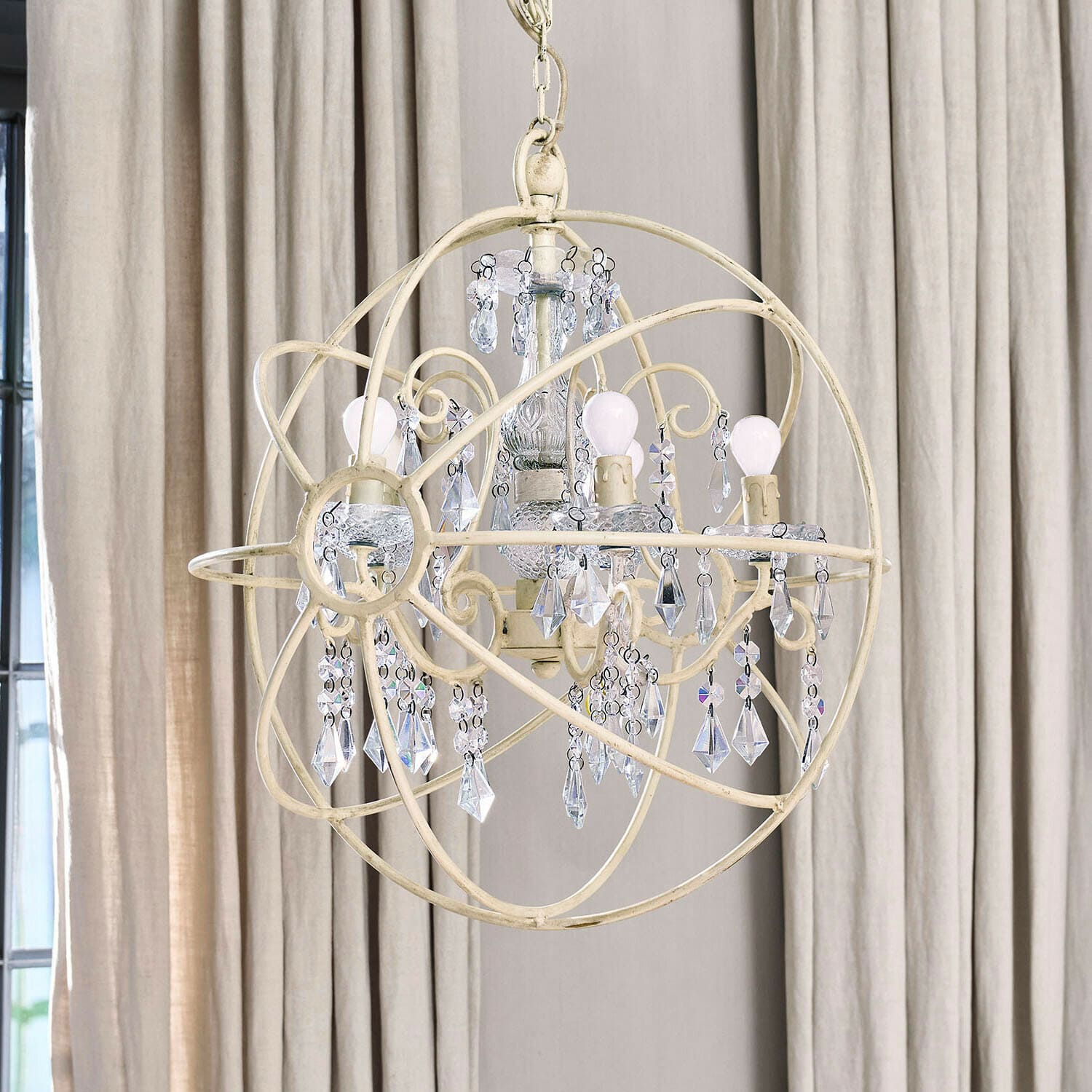 Hanglamp Élivienne Crèmekleurige metalen hanglamp met kristallen versieringen en lampen, decoratieve binnenverlichting