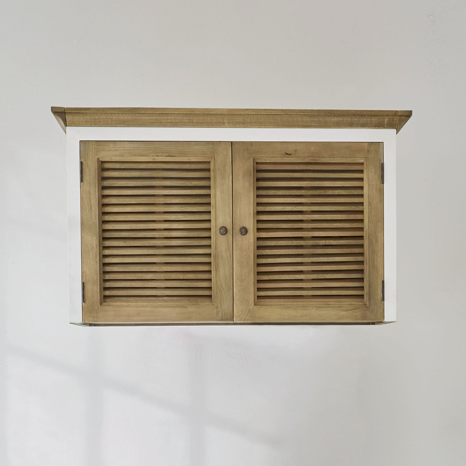 Kastopbouw Comtois Hangkast van natuurlijk hout met wit frame en lamellen deuren voor praktische opbergruimte