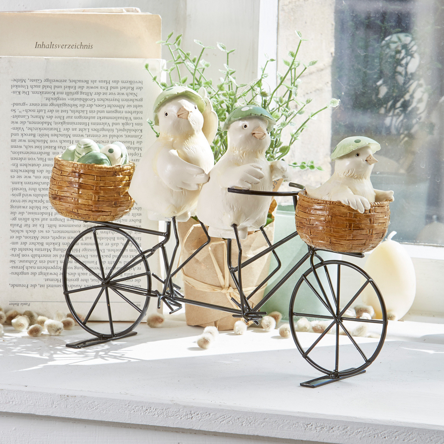 Kuikentjes Family Tour Decoratie met drie witte vogeltjes met groene hoedjes op metalen fiets met rieten manden