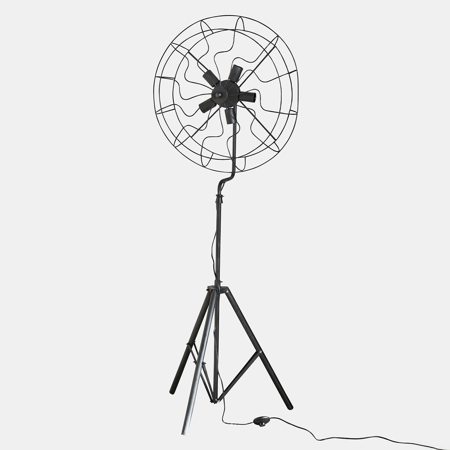 Ventilateur sur pied noir avec grille métallique et réglage de vitesse, design industriel moderne