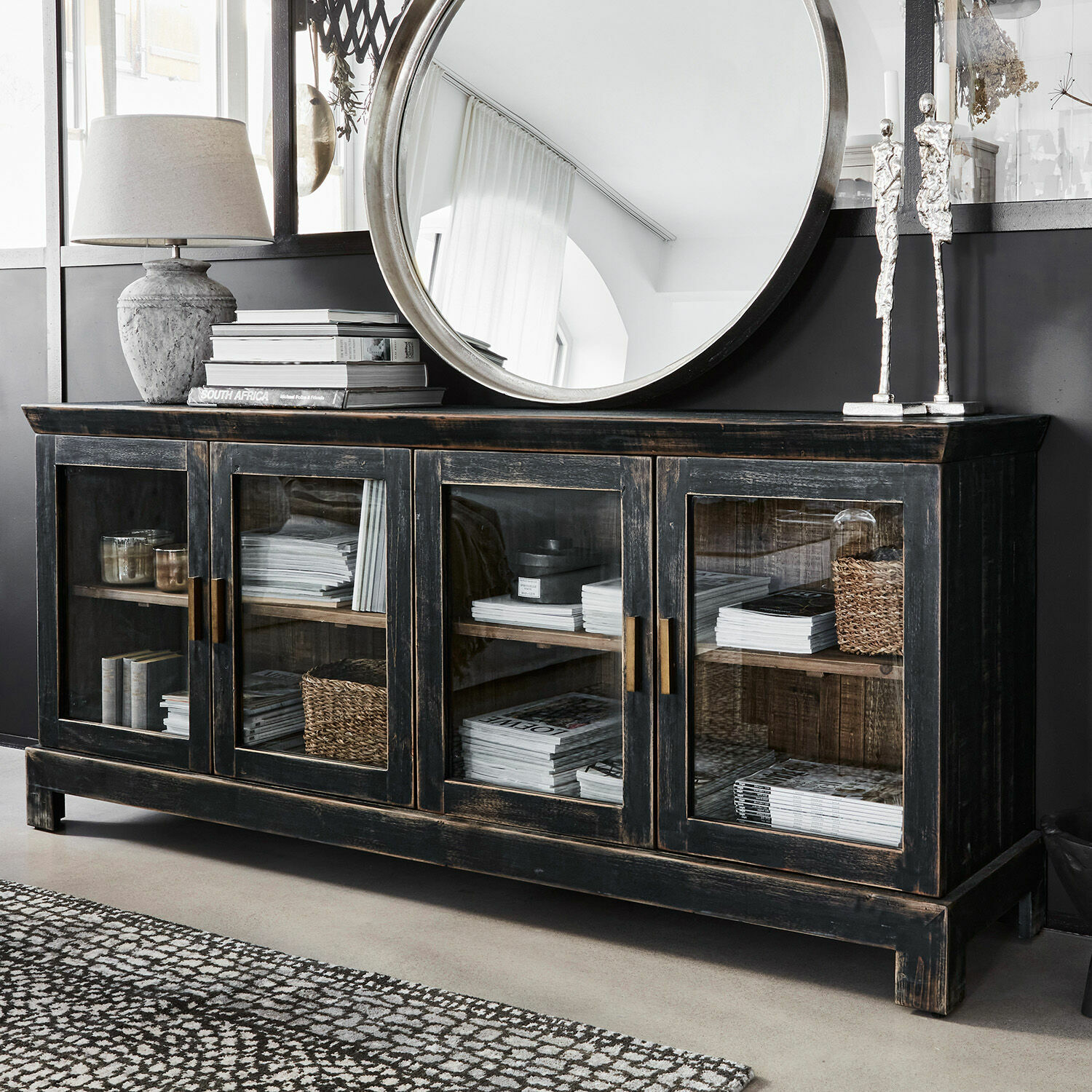 Lage kast Nivelles Zwarte houten dressoir met glazen deuren en messing handgrepen in vintage stijl