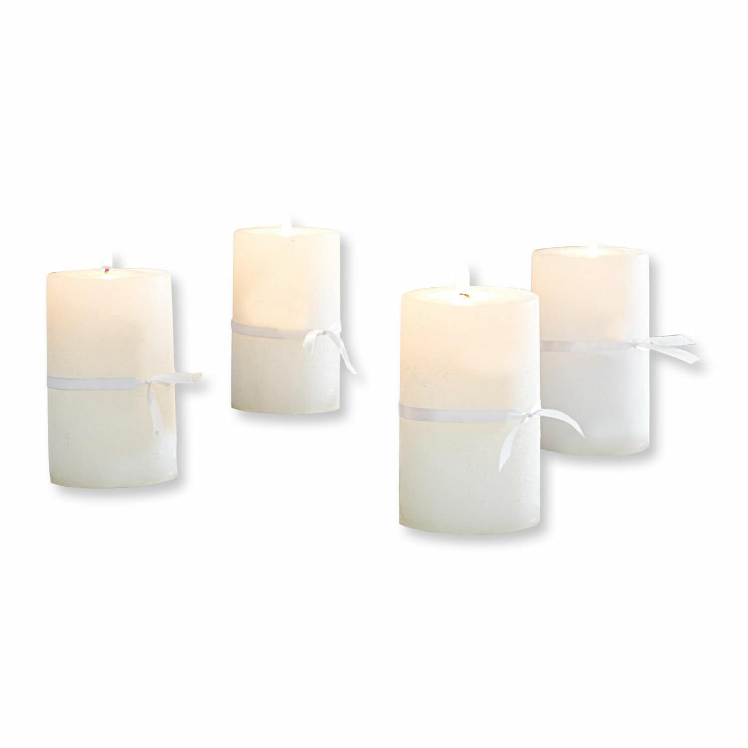 Kaars set van 4 Braga Set van vier witte decoratieve kaarsen met lint, perfect voor interieurdecoratie.