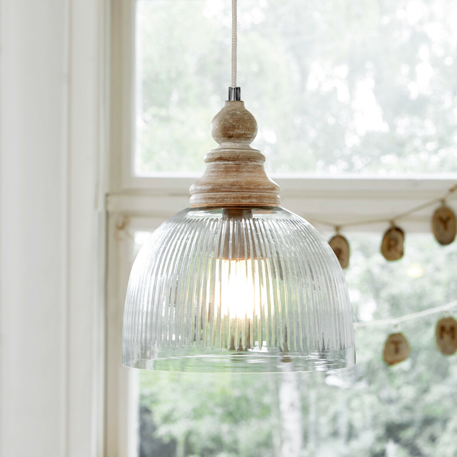 Hanglamp Lezáun Hanglamp van doorzichtig geribbeld glas en natuurlijk hout voor vintage interieur