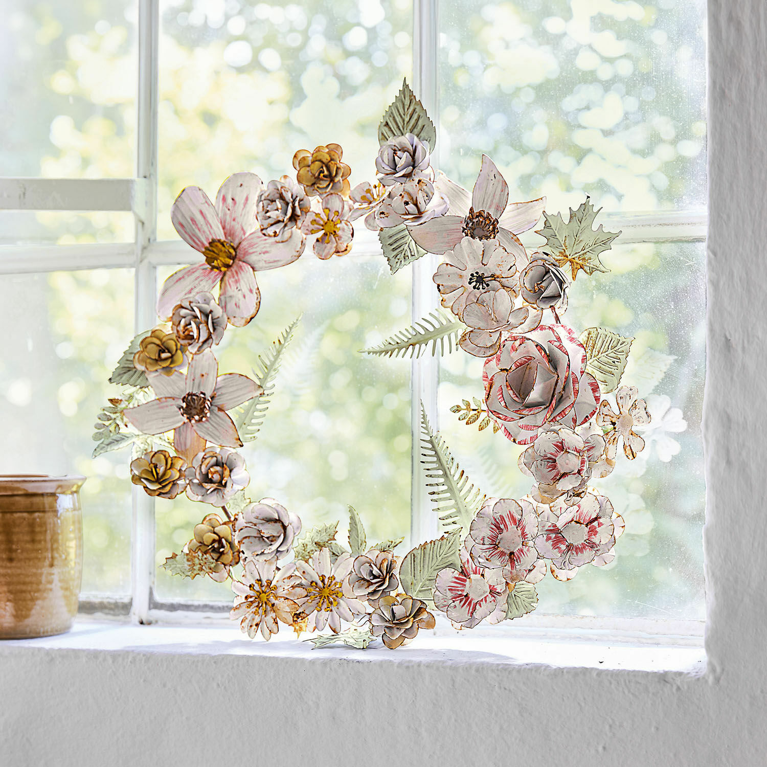 Krans Jesse Decoratieve metalen bloemenkrans in pasteltinten op raam, stijlvolle interieurdecoratie