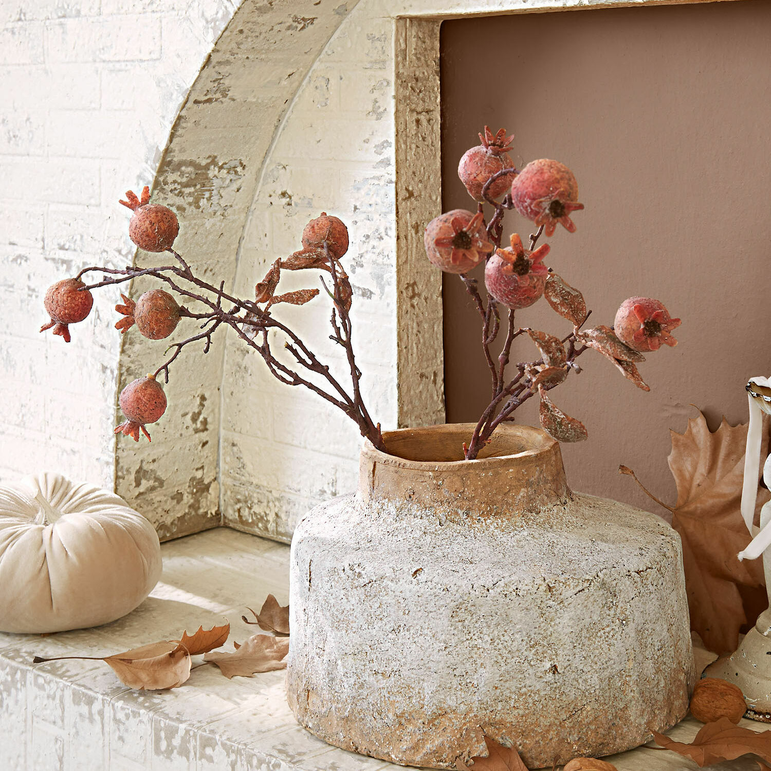 Lot de 2 branches décoratives Salviero Vase rustique en céramique beige avec décoration de fruits secs de grenade sur une étagère