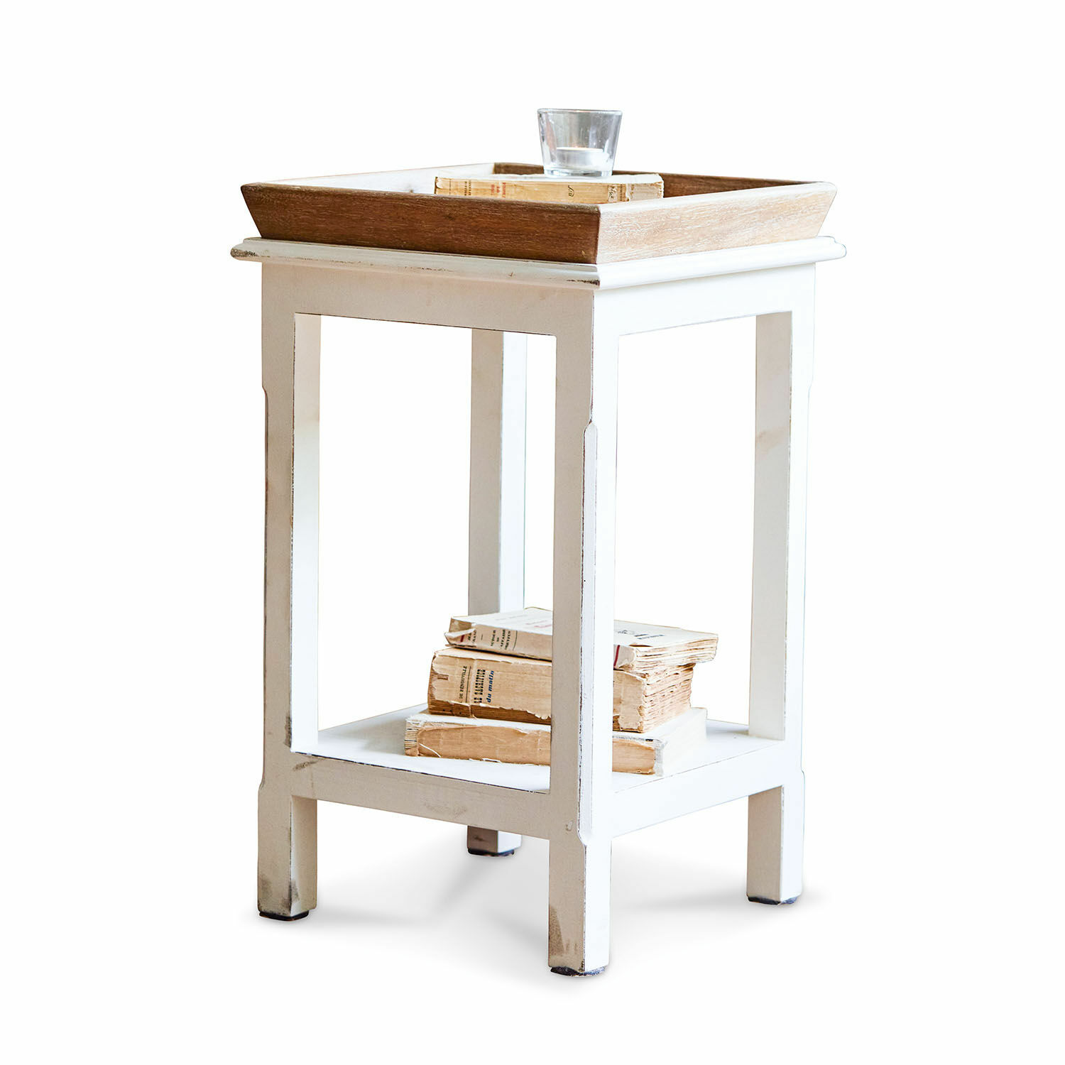 Bijzettafel Vieille Witte houten bijzettafel met plank en bruin dienblad, versierd met boeken en kaars