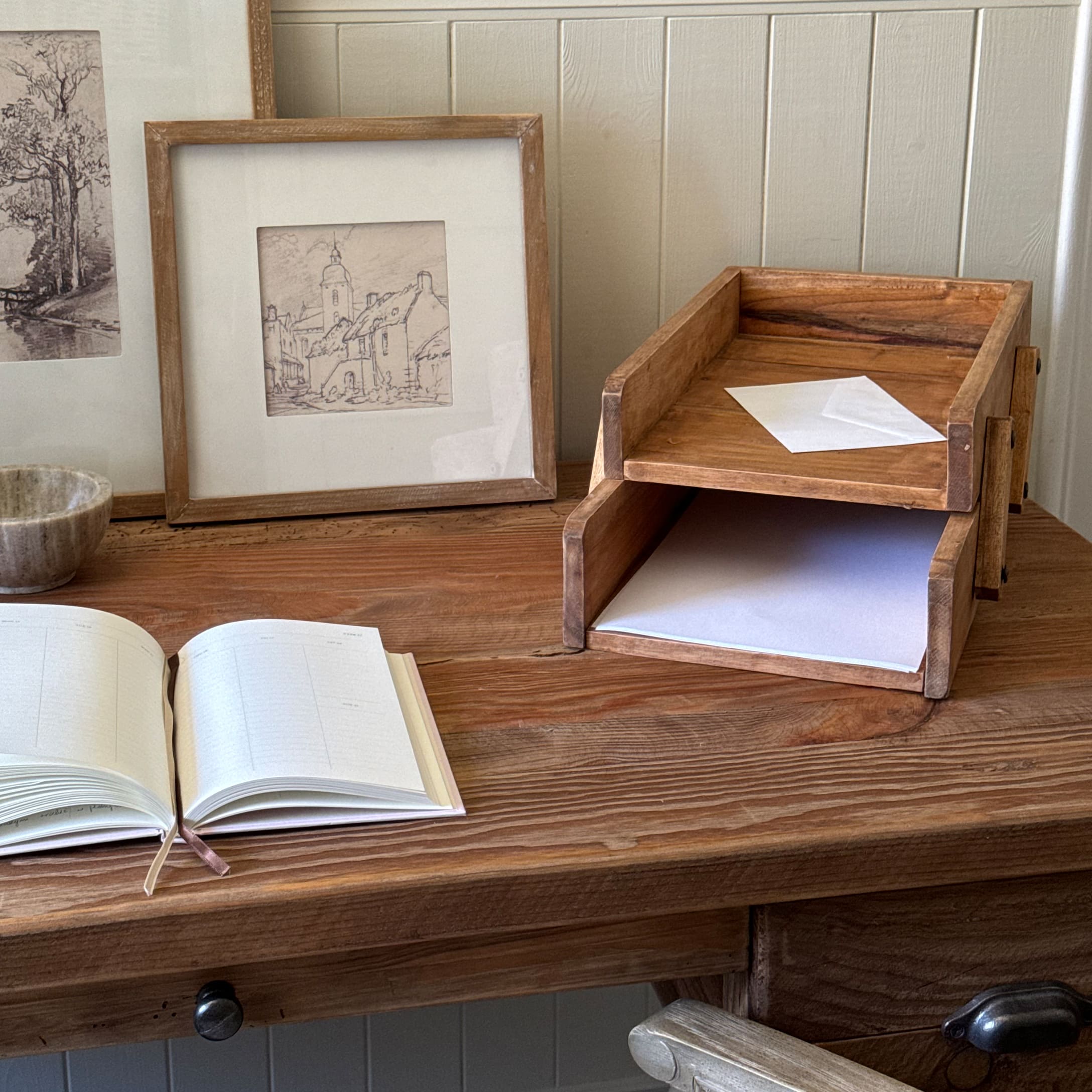 Organisateur de bureau en bois à deux niveaux avec une enveloppe blanche, style rustique et couleur naturelle du bois
