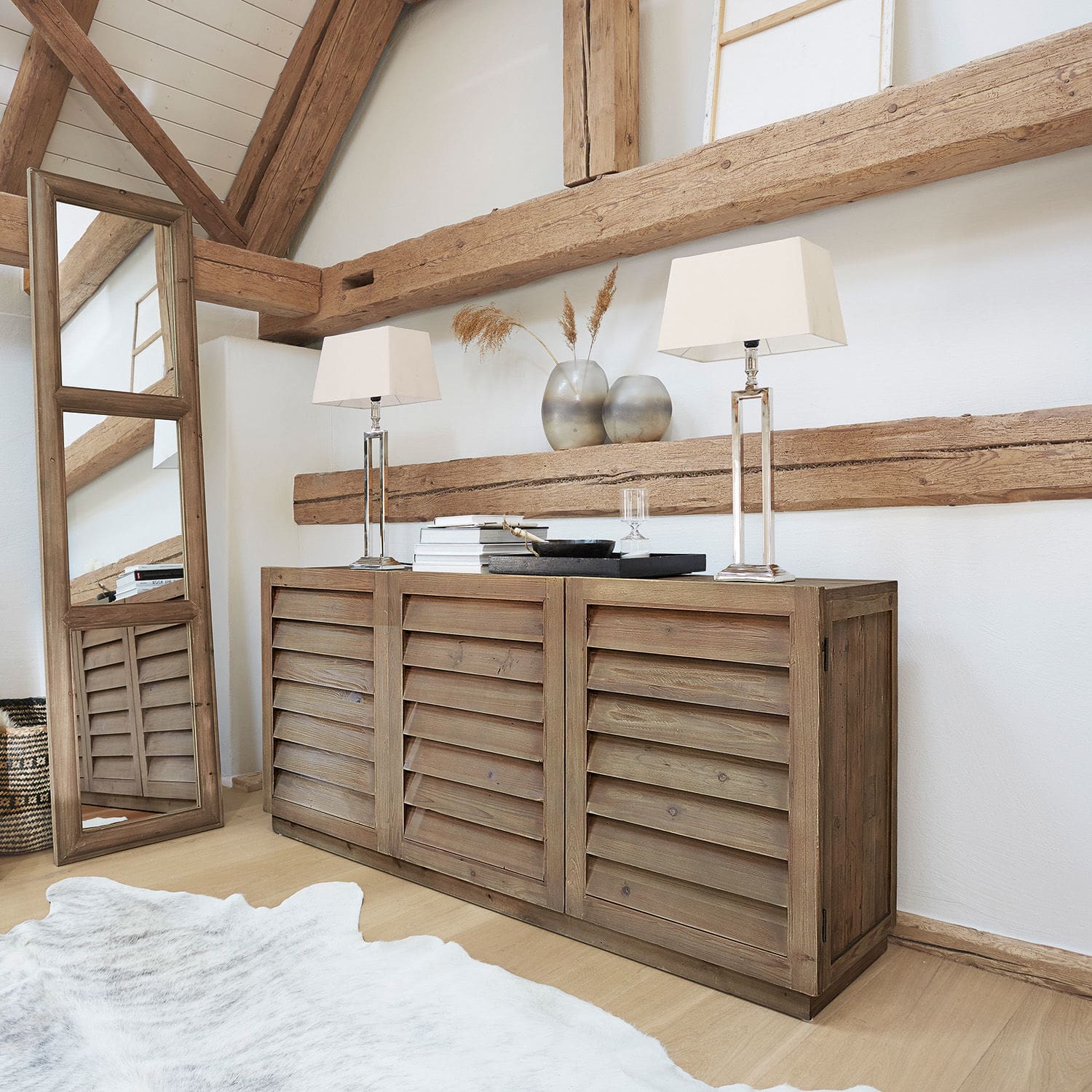 Lage kast Lens Houten dressoir met lamellen deuren in natuurlijke kleur, rustieke stijl, met tafellampen en decoraties