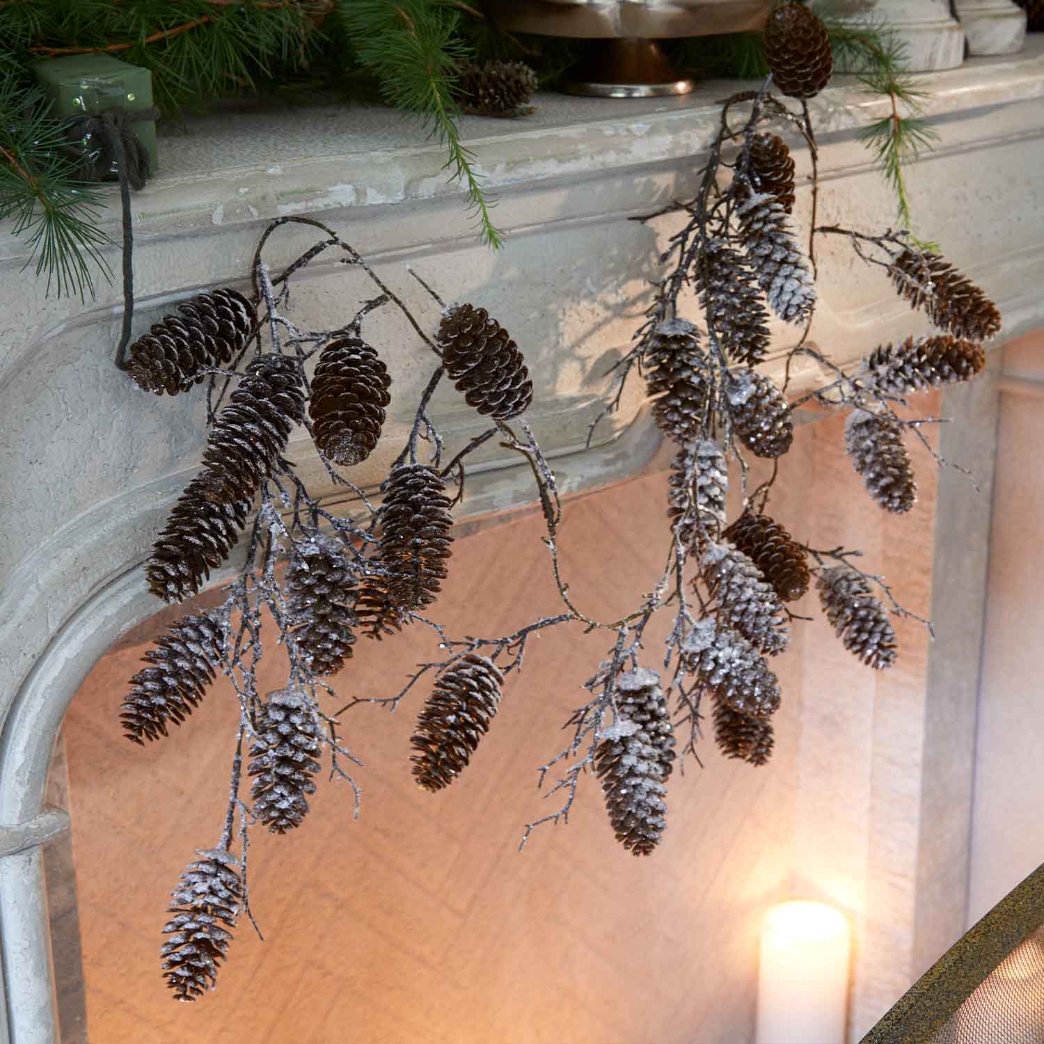 Takken met dennenappels en kunstsneeuw voor natuurlijke kerstdecoratie
