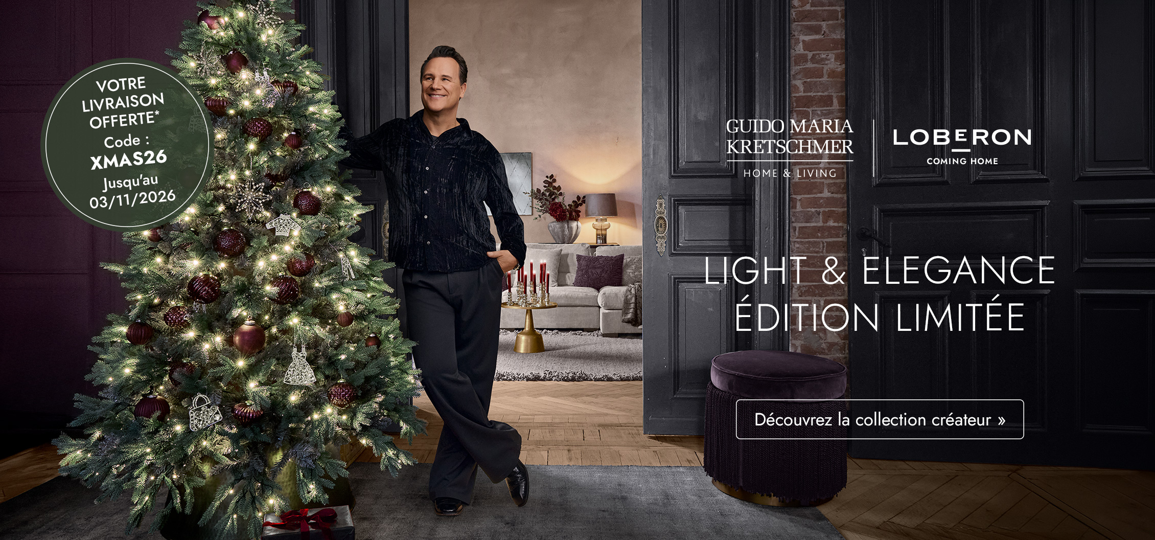 Sapin de Noël élégant avec lumières blanches et décorations bordeaux dans un salon moderne