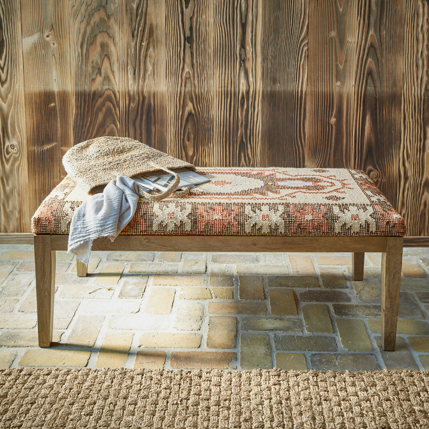 Bankje Kadiran Bank met houten frame en bekleding met geometrisch patroon in warme beige en rode tinten