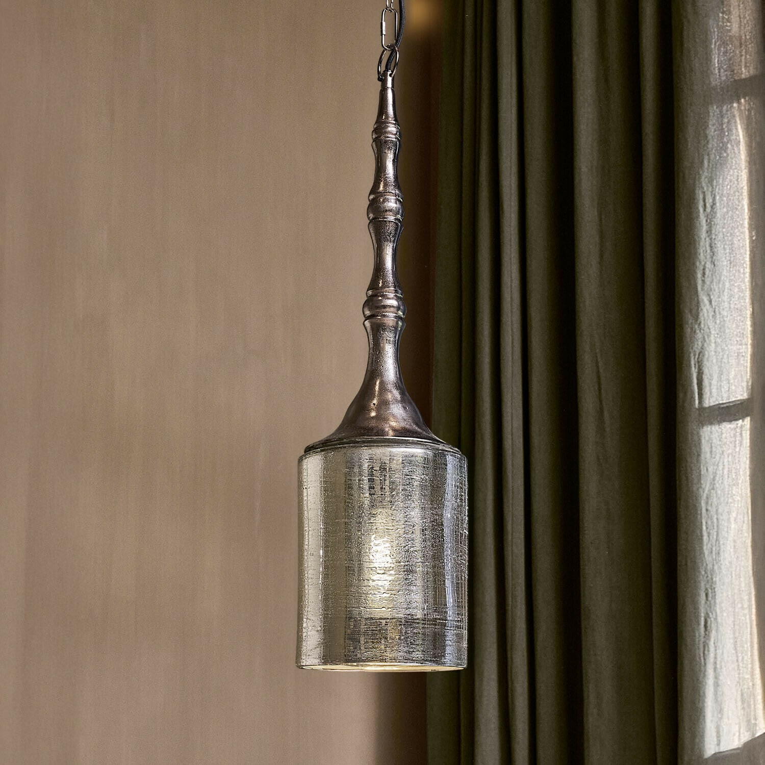 Hanglamp Zahureh Hanglamp met metalen houder en zilverkleurige glazen kap voor vintage interieurs