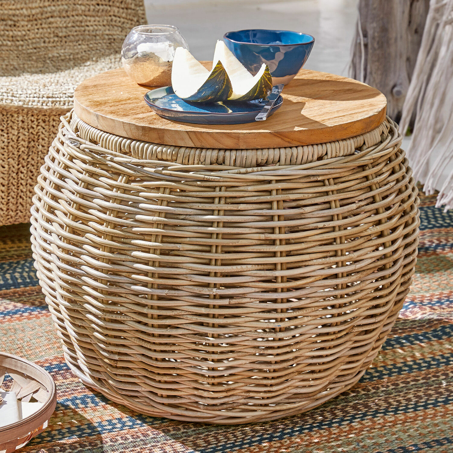 Table d’appoint Sartrouville Table ronde en rotin avec plateau en bois naturel, idéale pour terrasse ou balcon