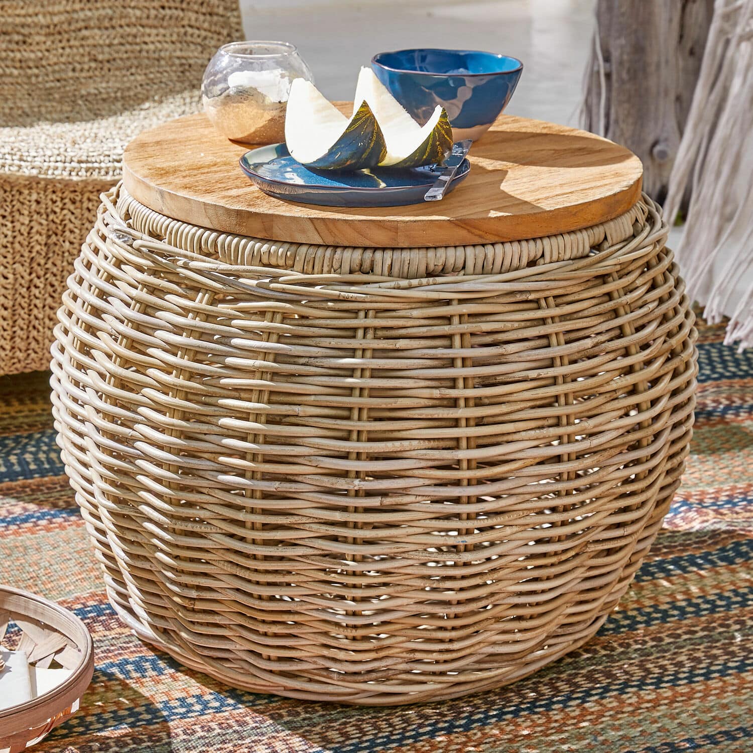 Bijzettafel Sartrouville Ronde rotan tafel met natuurlijk houten blad, ideaal voor terras of balkon