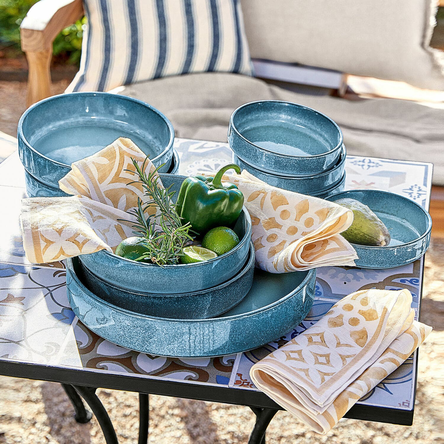 Bord set van 8 Darney Set blauwe keramische kommen op tafel met decoratieve servetten en verse groenten