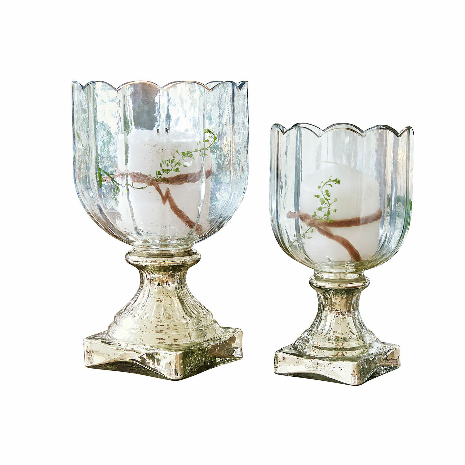 Windlicht set van 2 Jovique Twee transparante glazen windlichten met witte kaarsen en groene takjes, decoratieve woonaccessoires