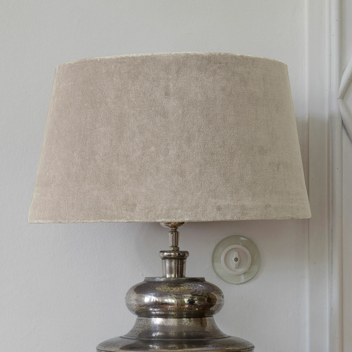 Lampenkap Boffas Tafellamp met metalen voet en beige fluwelen kap voor woonkamerverlichting
