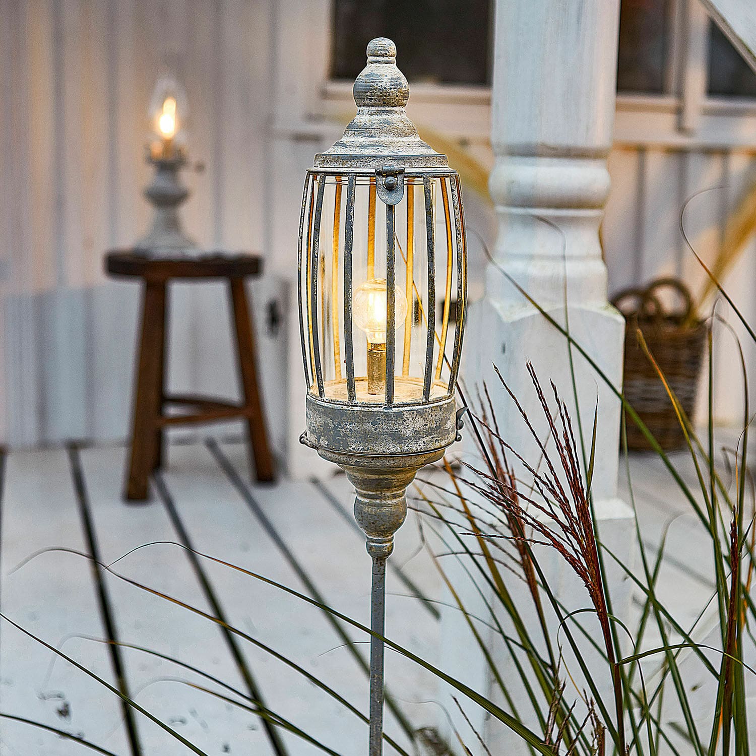 Oplaadbare ledlantaarn Lagia Tuinlamp van metaal in antiek zilver met grondpin, decoratieve buitenverlichting in vintage stijl