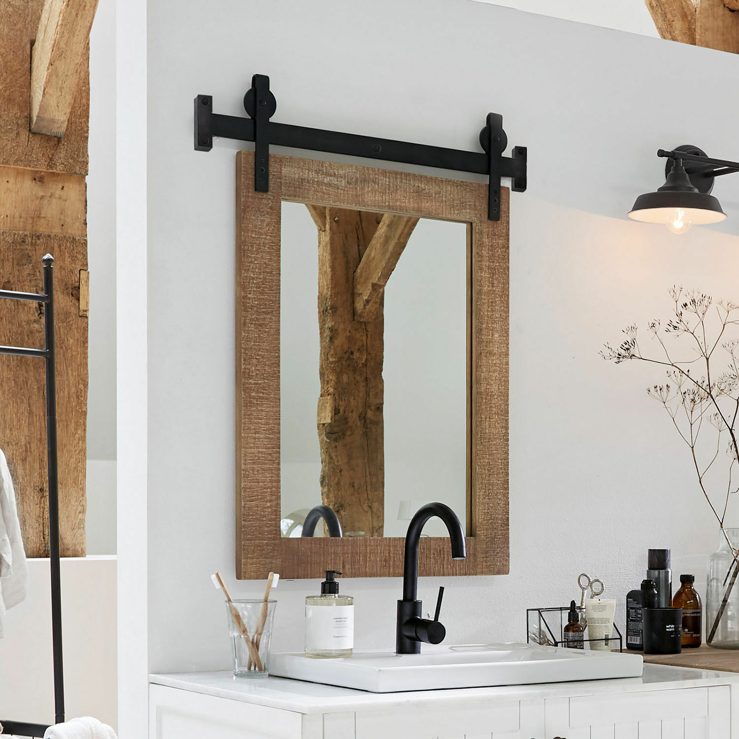Miroir Taylors Island Miroir de salle de bain avec cadre en bois et support métallique noir, style rustique