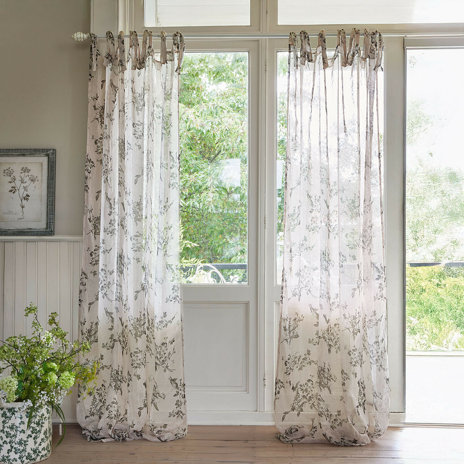 Voilage Chantrelle Rideaux transparents beige à motif floral délicat pour une pièce lumineuse et naturelle