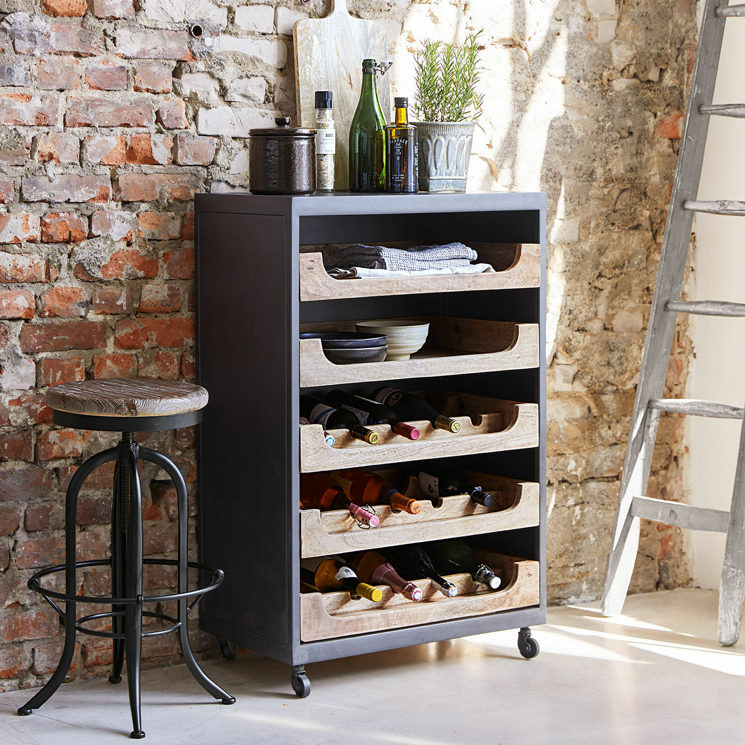 Flessenkast Jacksonville Zwarte metalen kast op wieltjes met houten lades voor wijn en keukenaccessoires