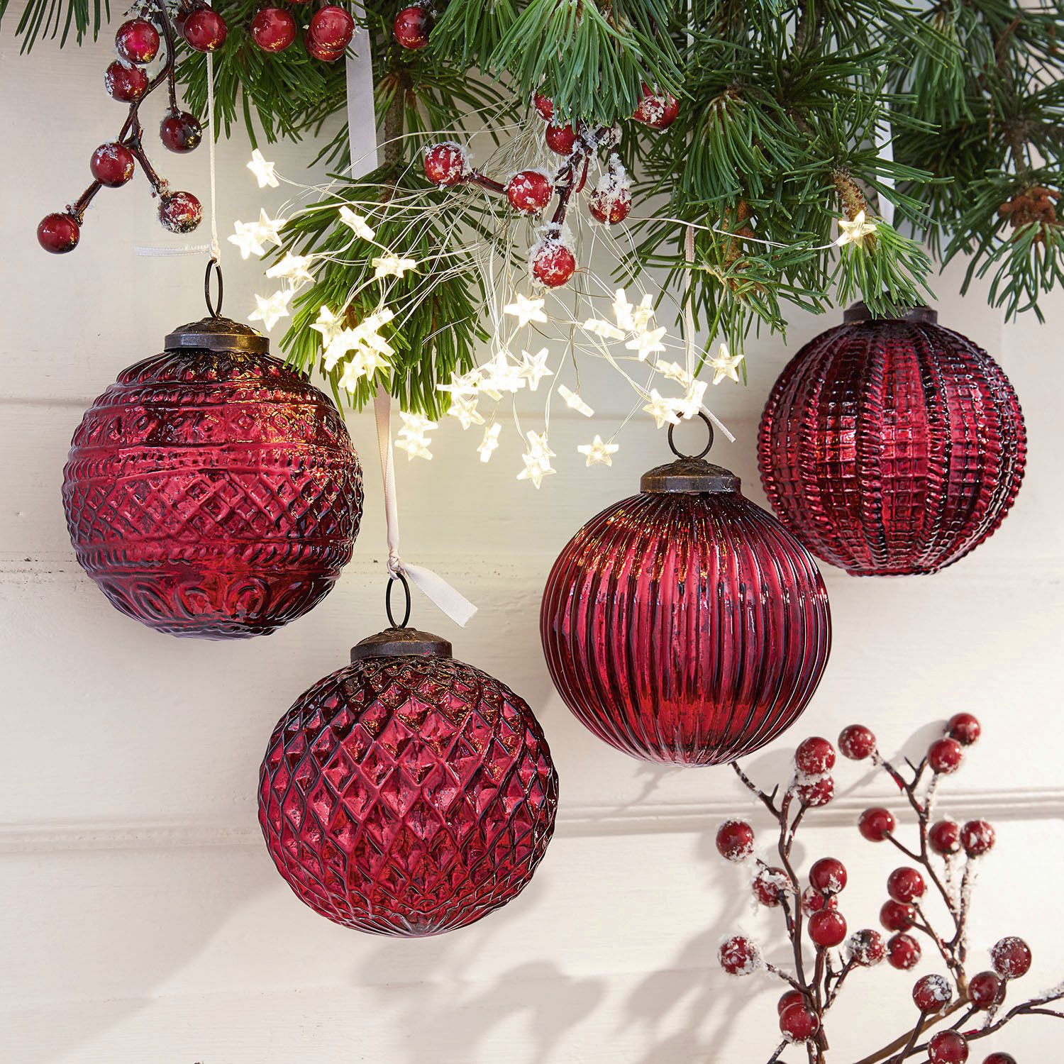 Lot de 4 boules de Noël Ringas Boules de Noël rouges en verre avec différentes textures et guirlande lumineuse en forme d'étoiles sur branches vertes