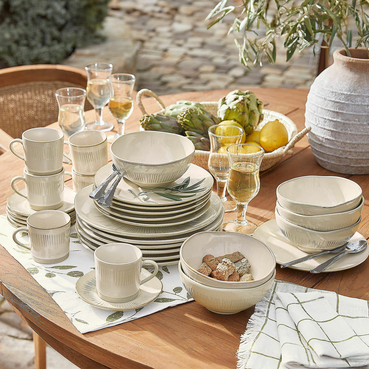 Servies set van 30 Périers Set crème keramisch servies met borden en kopjes op houten tafel met decoratie