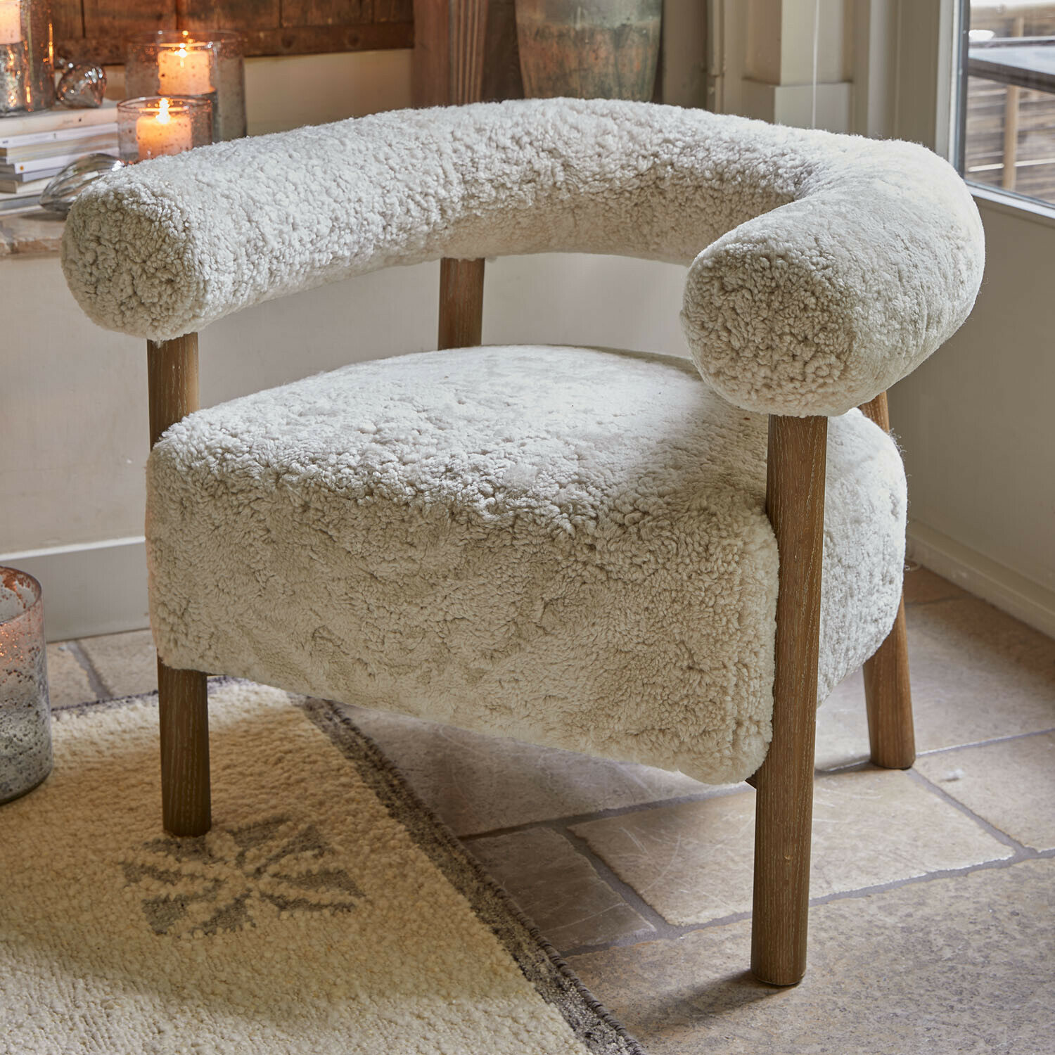 Lichtbeige fauteuil met zachte bekleding en houten poten voor woonkamer