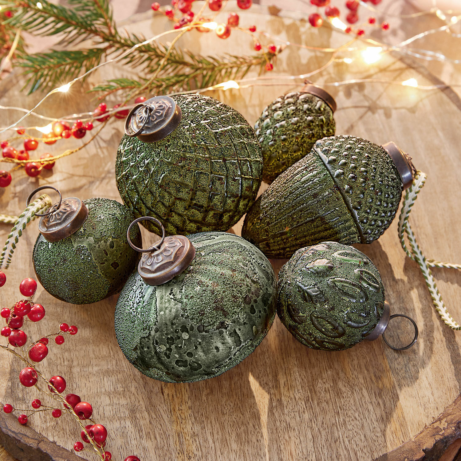 Kerstversiering set van 6 Lento Set groene kerstballen met textuur en metalen ophangringen op houten ondergrond