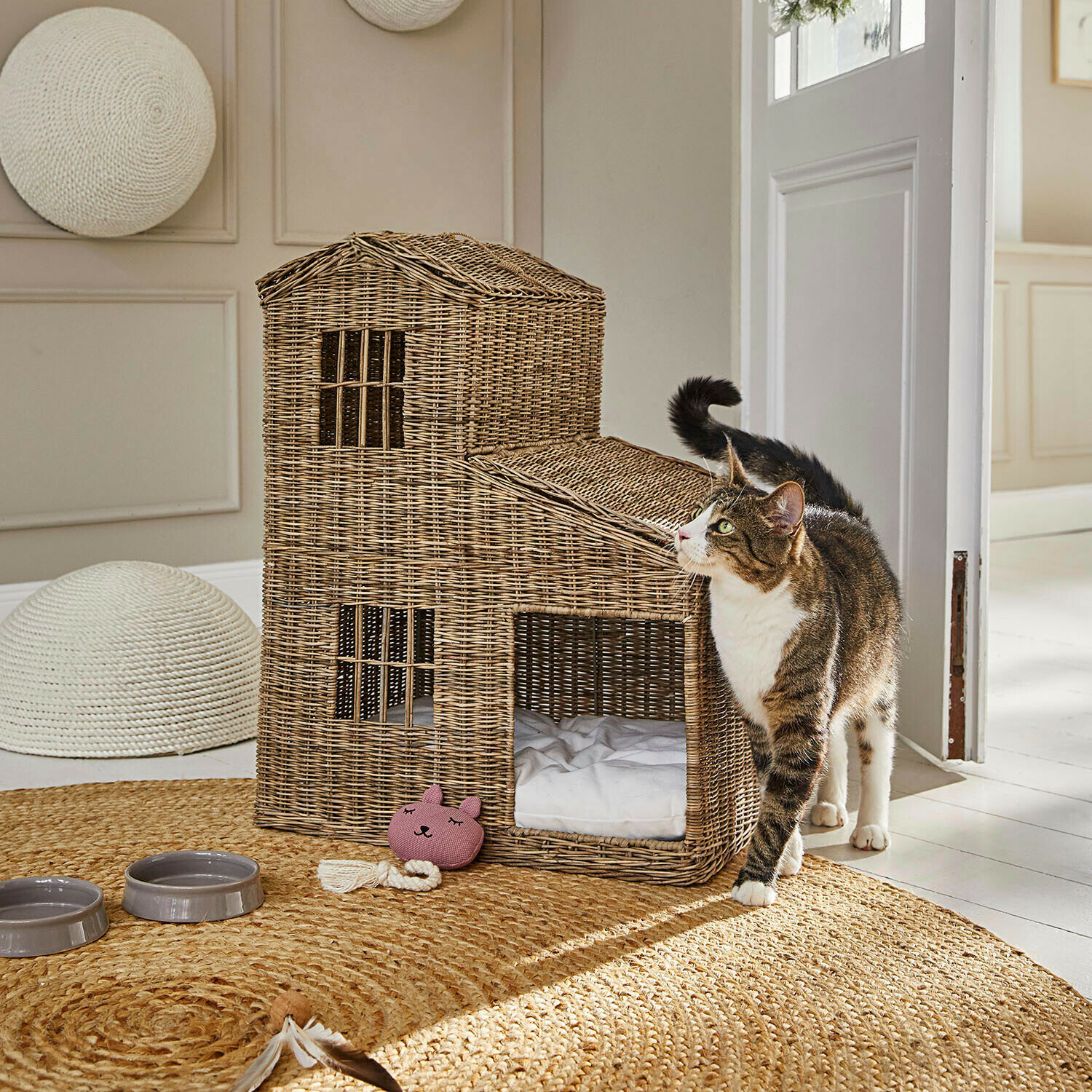 Maison pour chat Ravnda Maison pour chat en osier naturel sur tapis rond avec jouet et gamelles pour animaux