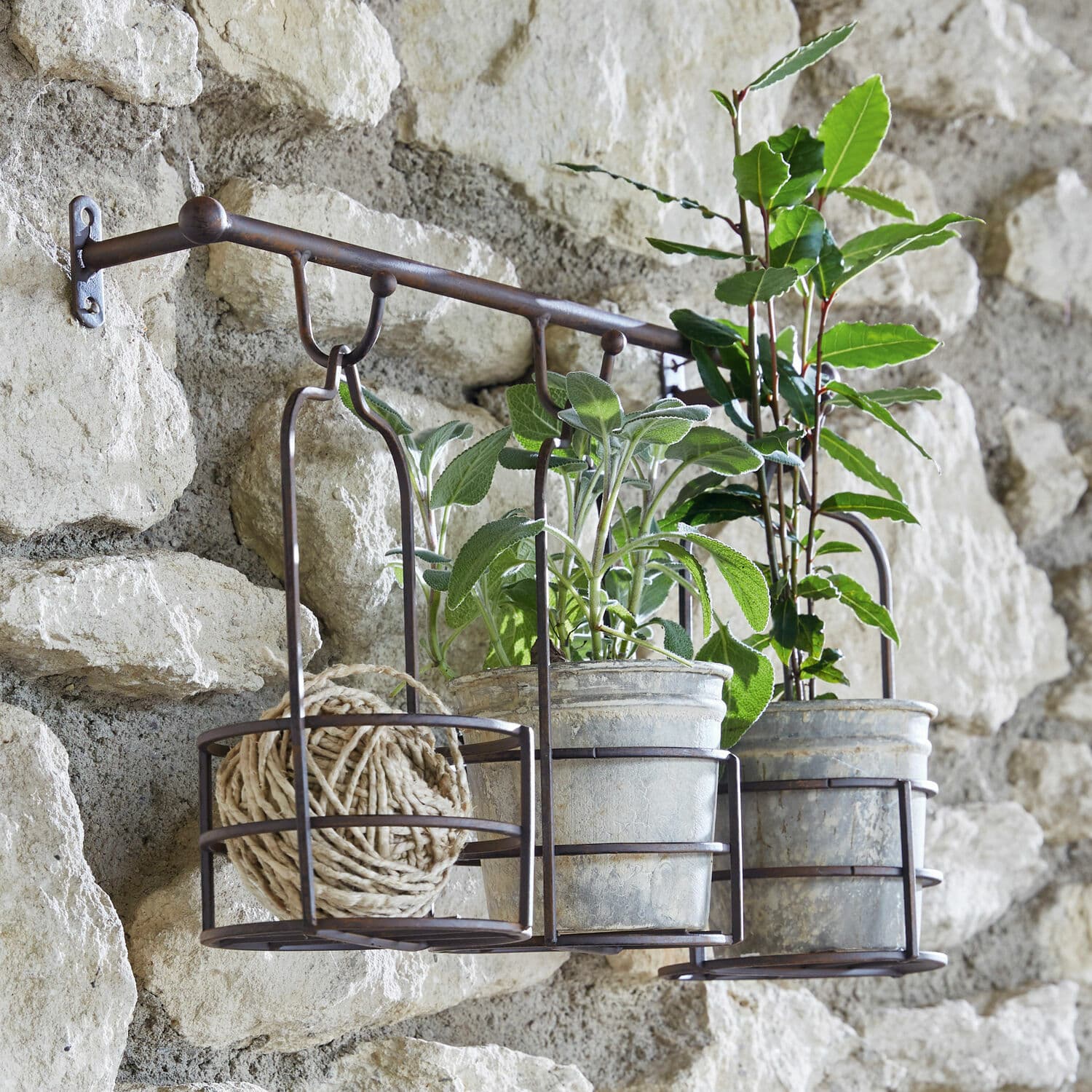 Wandrek met plantenmanden Hemente