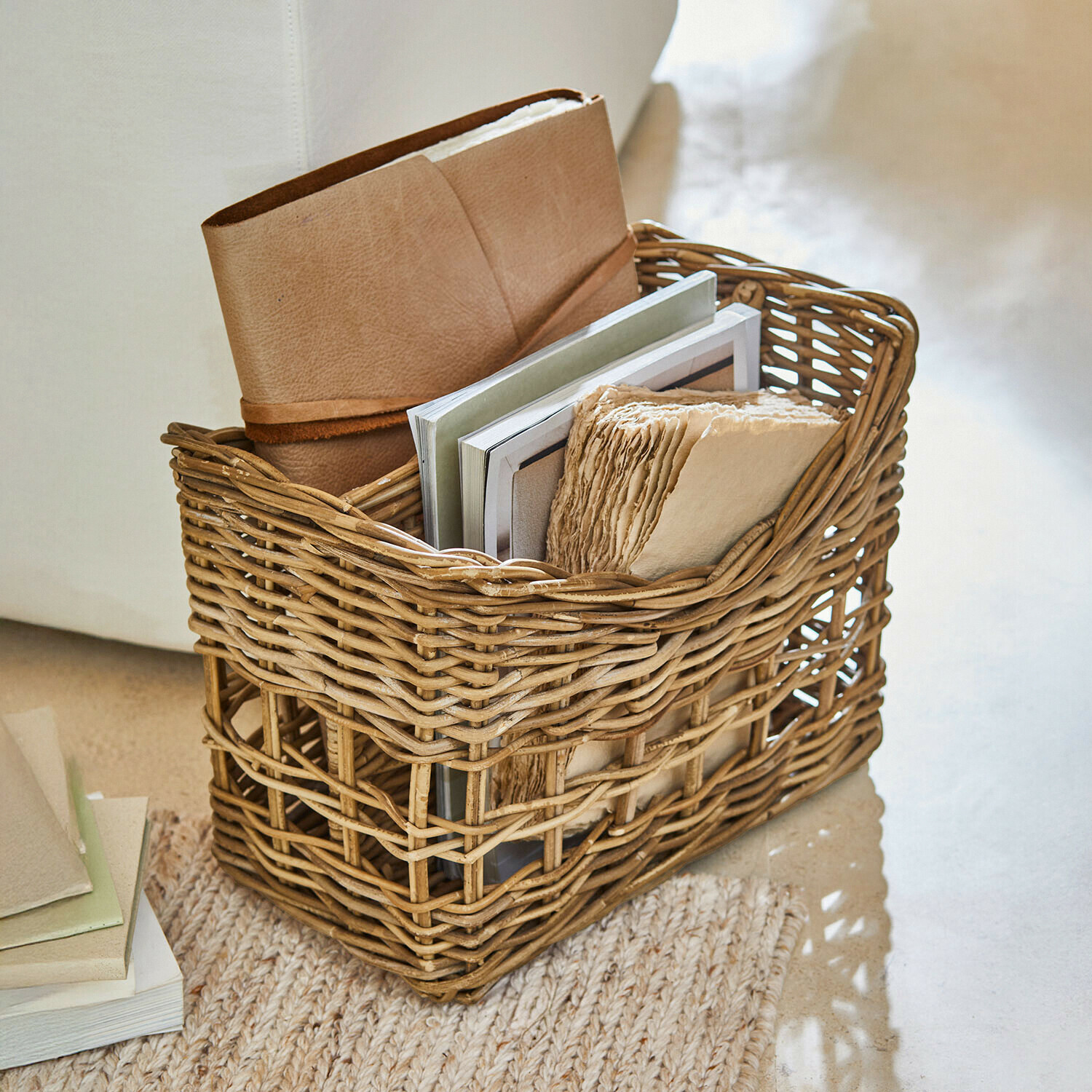 Tijdschriftenmand Couverne Natuurlijke rieten mand met boeken en bruin leren notitieboek, praktische opbergruimte voor thuis