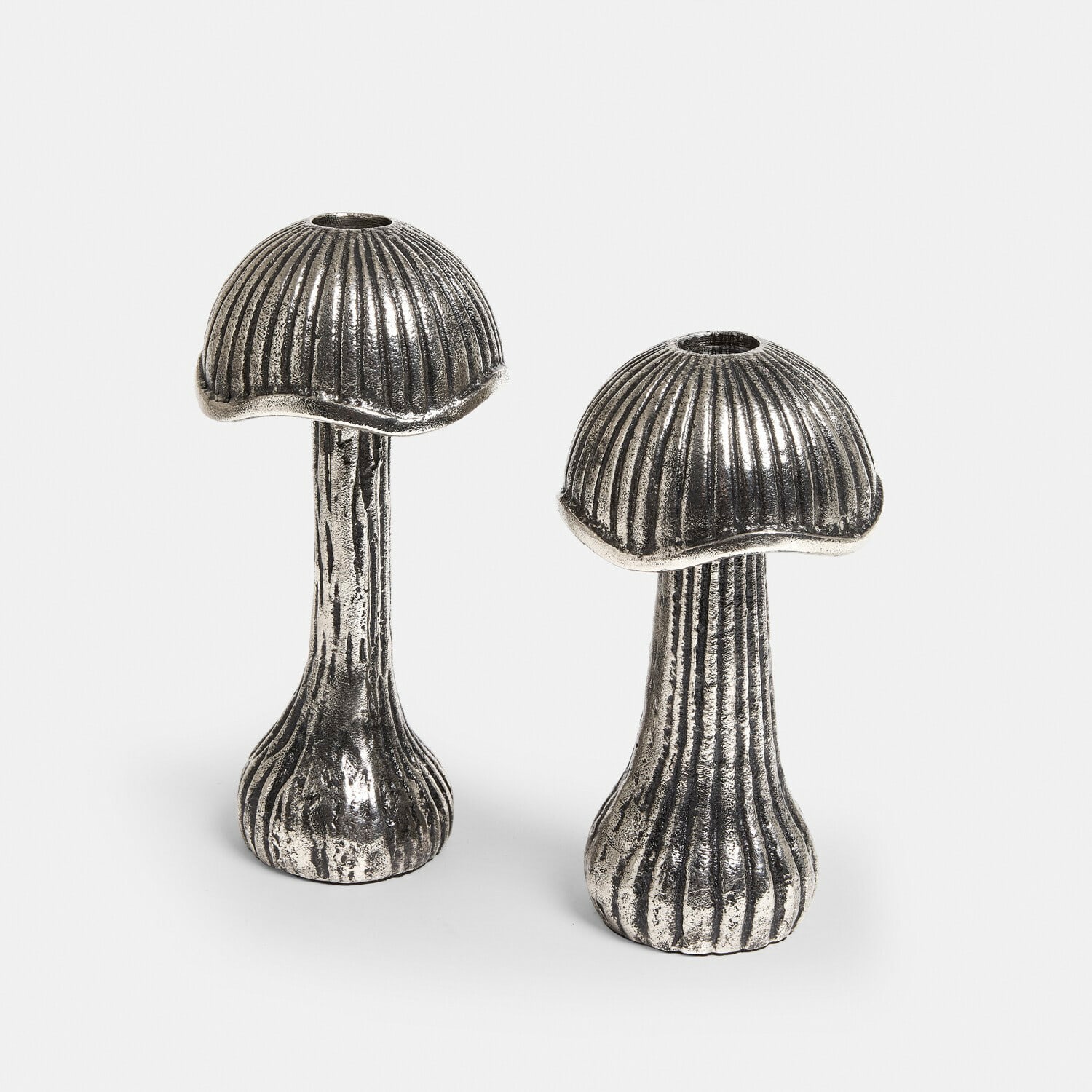Kaarsenhouder set van 2 Mavinas Decoratieve zilverkleurige metalen paddenstoelen met gestructureerd oppervlak voor interieur