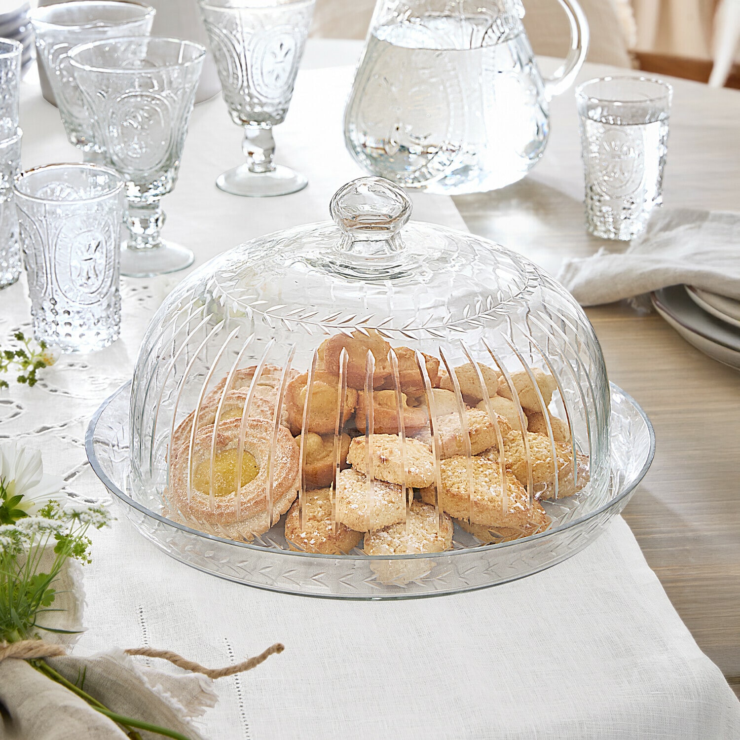 Cloche en verre avec plateau Layla Cloche en verre transparent avec motif décoratif, plateau à biscuits sur table avec vaisselle en verre
