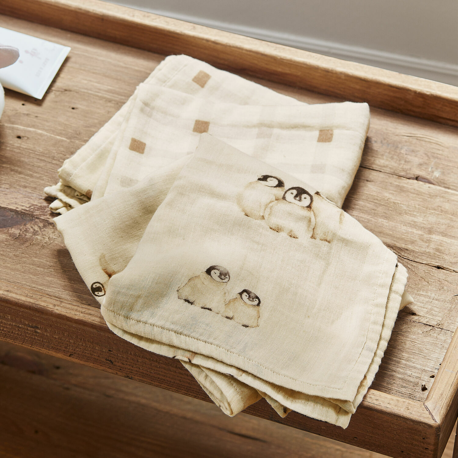 Lot de 2 langes Jocienne Torchon en coton beige avec motif pingouins, tissu doux pour usage en cuisine ou décoration