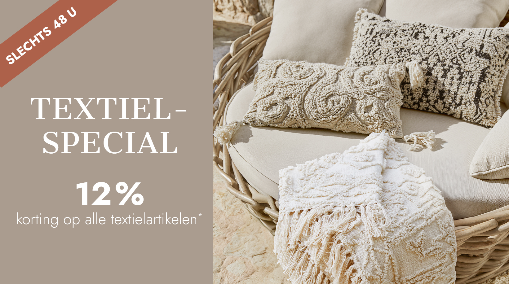 Beige textiel op rotan stoel, kussens en deken met franjes, textielactie met korting