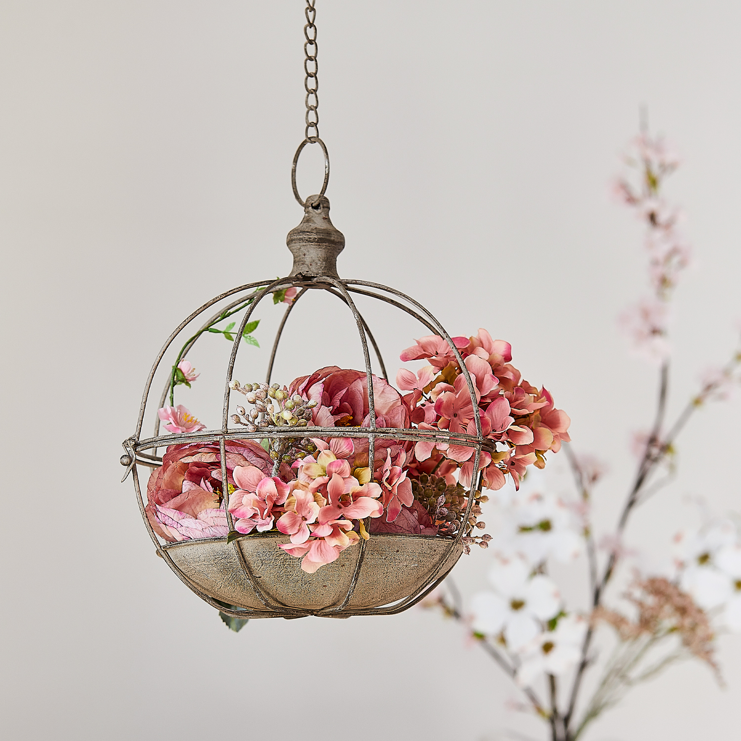 Hangende metalen decoratie in kooi-vorm met roze bloemen, interieurversiering