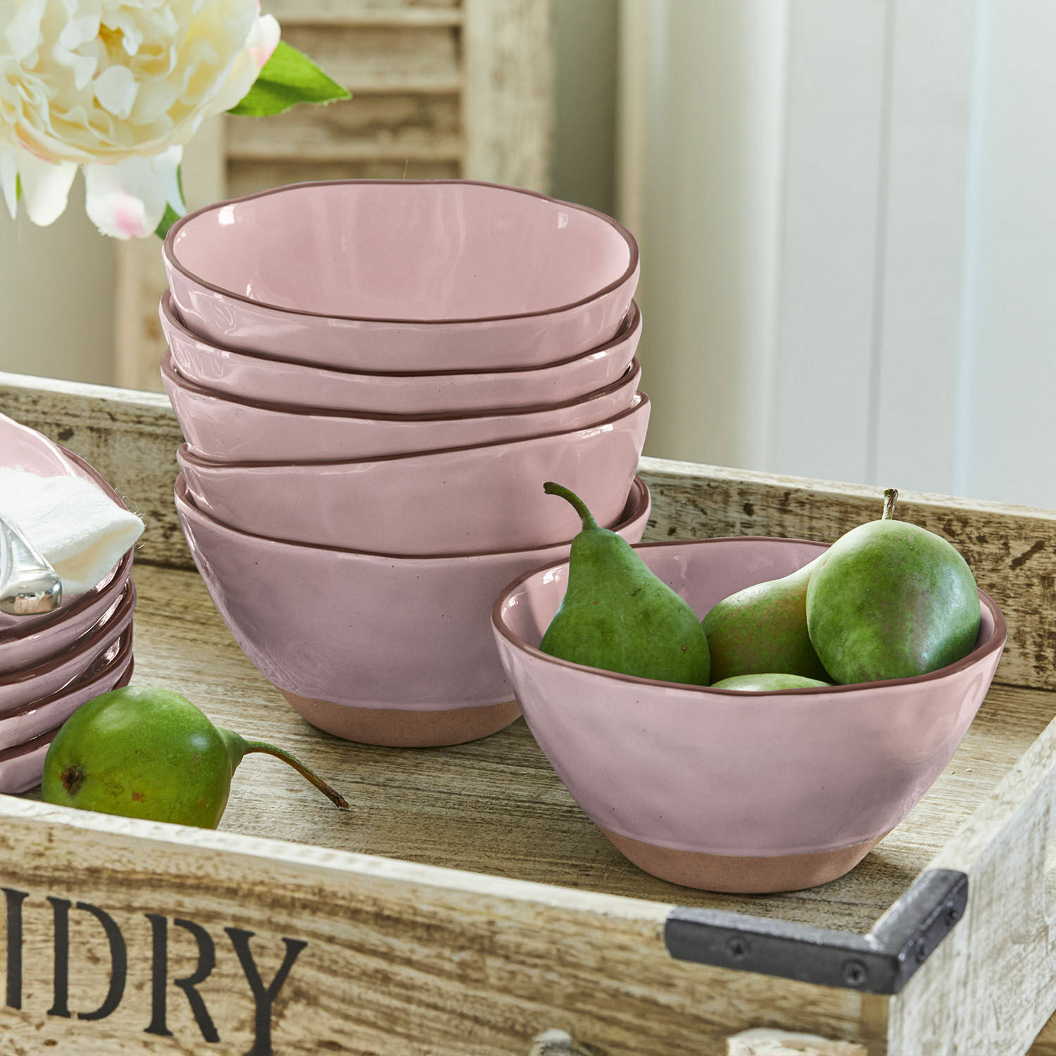Lot de 6 bols Biarré Ensemble de bols en céramique rose avec base marron naturel sur plateau en bois avec poires vertes
