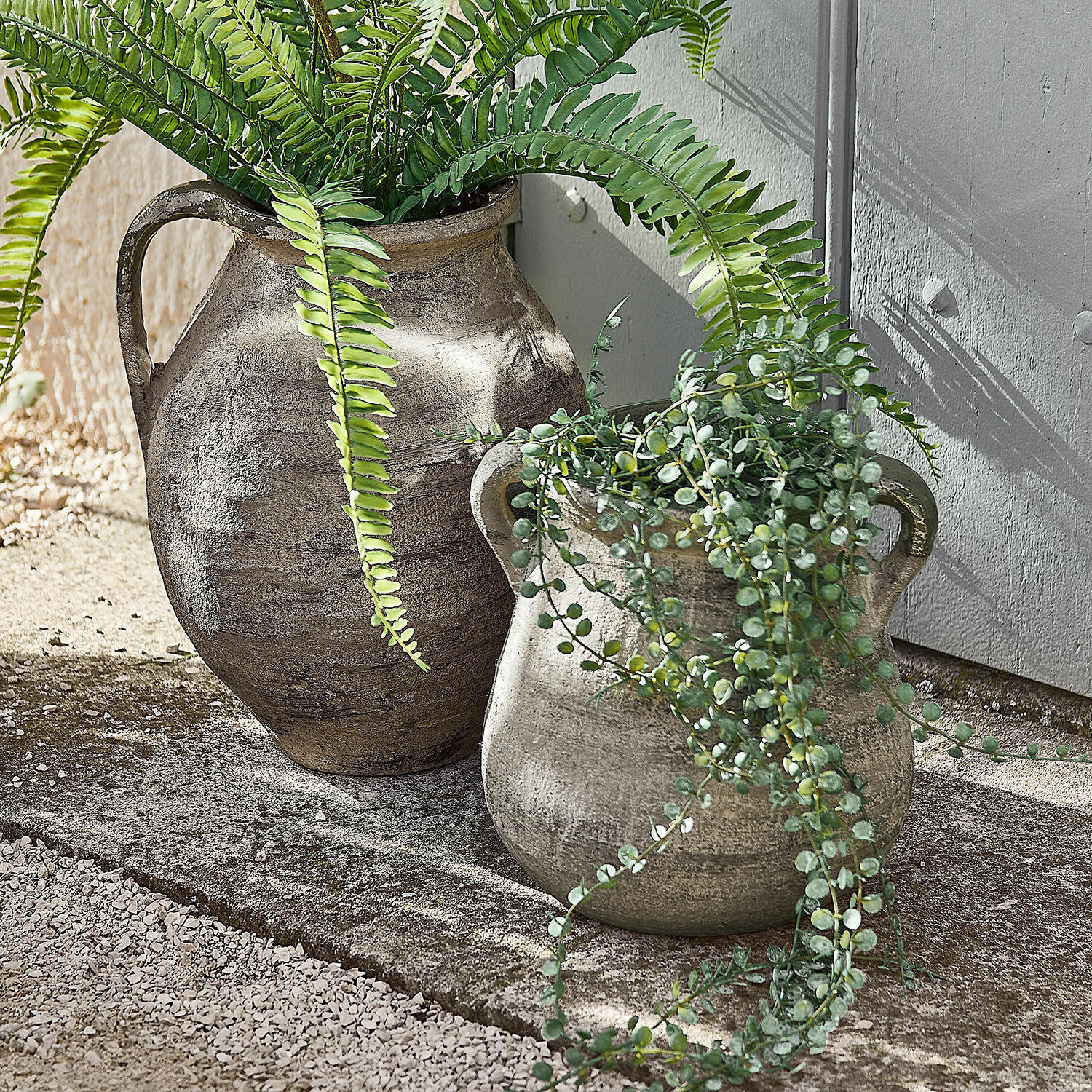 Lot de 2 vases Malivon Deux pots en céramique gris avec plantes vertes, décoration extérieure de jardin rustique